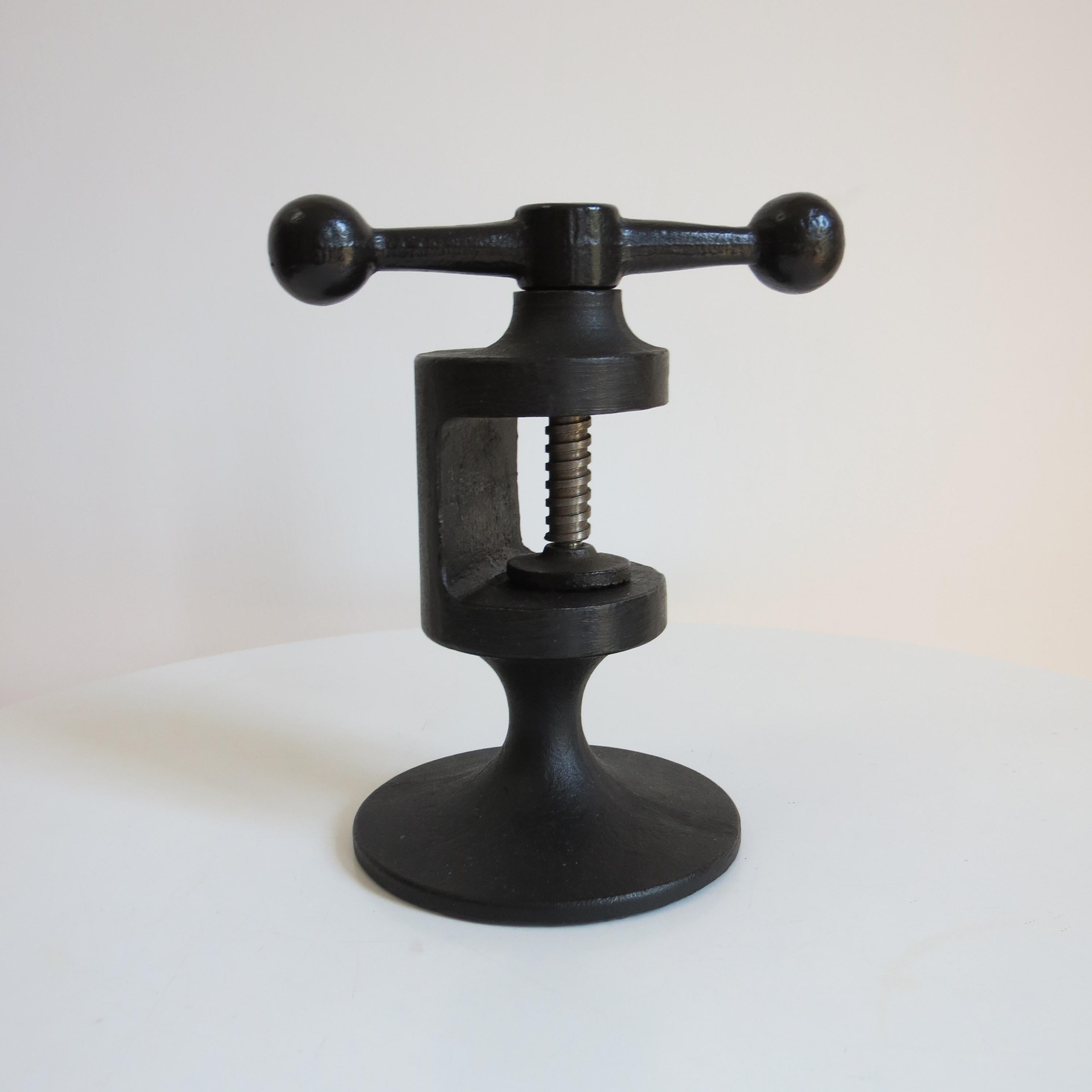 Schiaccianoci Robert Welch di ottima qualità. Realizzato in ghisa.  Questo schiaccianoci risale agli anni '60.  Conserva la finitura nera originale, con minimi segni di usura, con la scritta 
