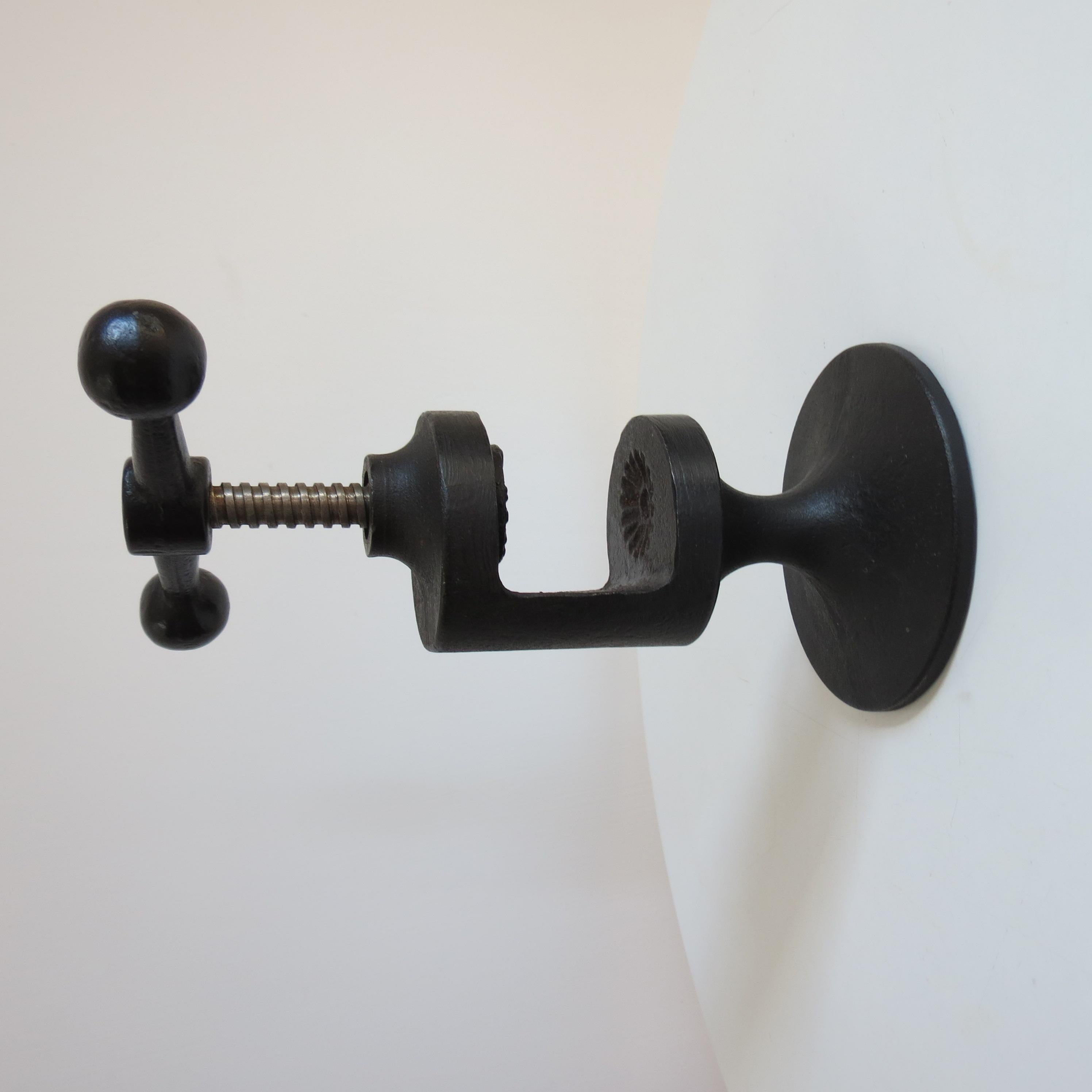Fatto a macchina Schiaccianoci vintage in ferro battuto di Robert Welch degli anni '60 in vendita