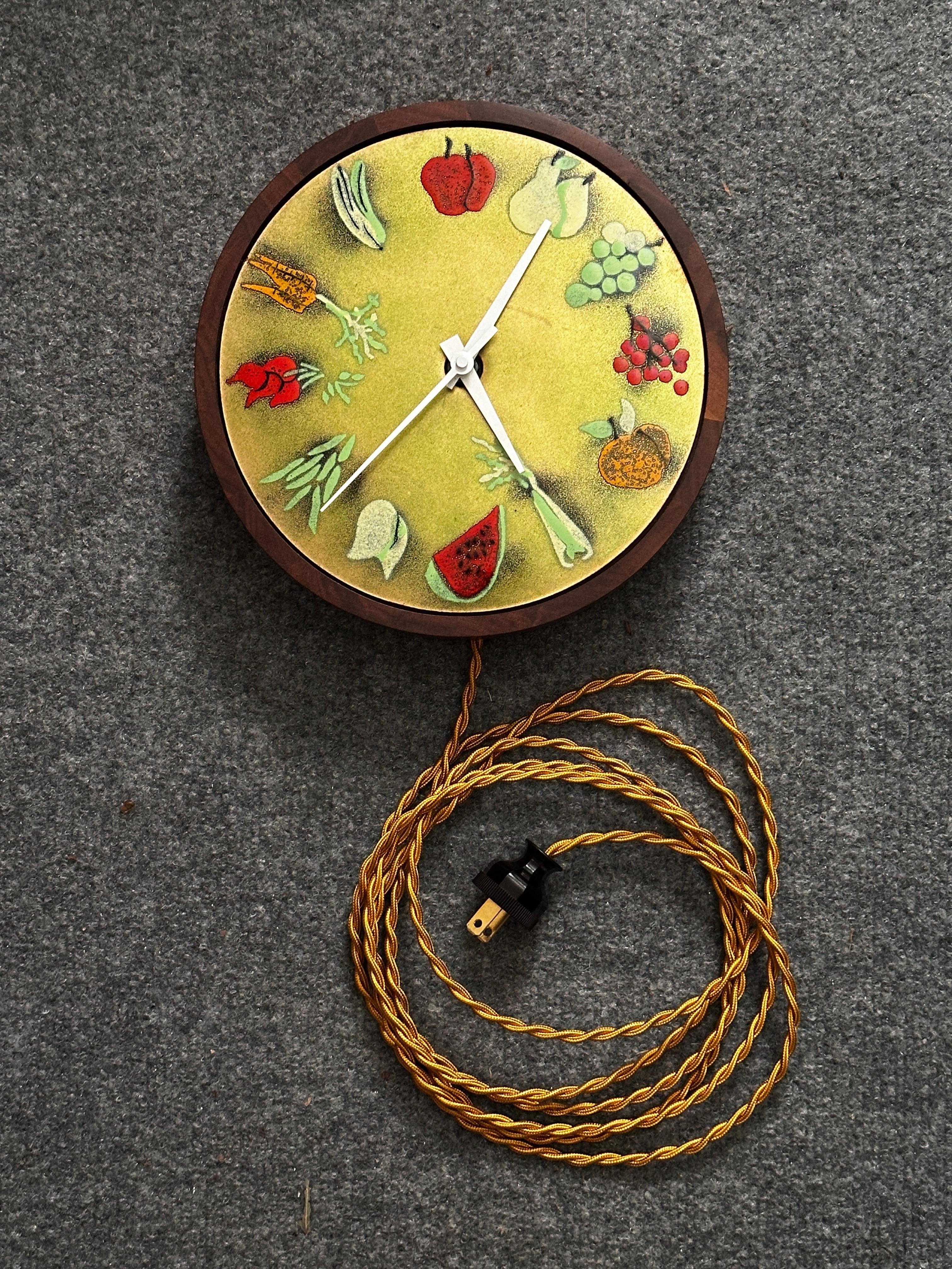 Orologio elettrico d'epoca in rame smaltato Robert Wuersch con corpo in noce in vendita 1