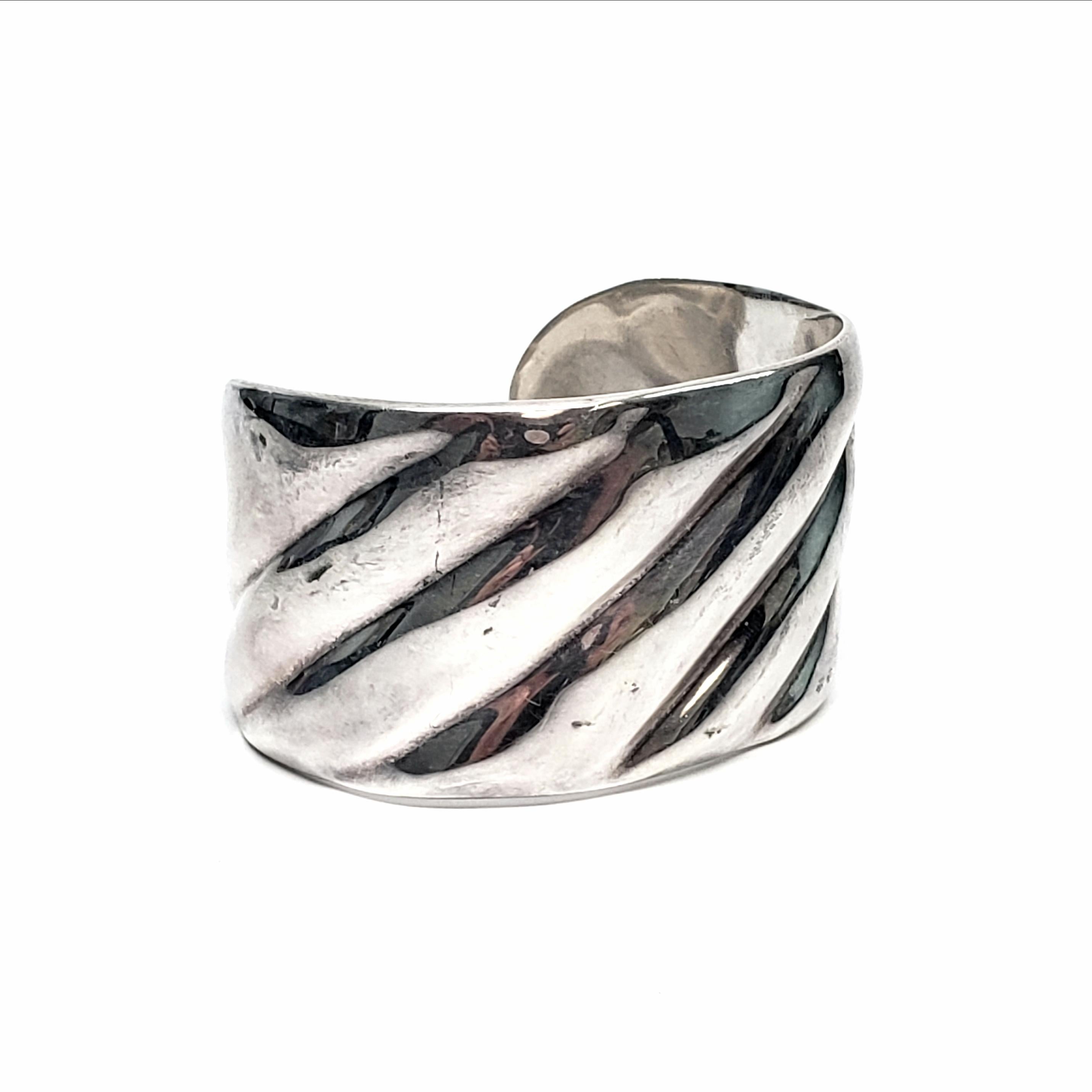 Sterling silver cuff bracelet by Mexican artisan, Roberto Ballesteros.

Beautifully crafted wide cuff bracelet with a ribbed design.

Measures approx 5 1/2