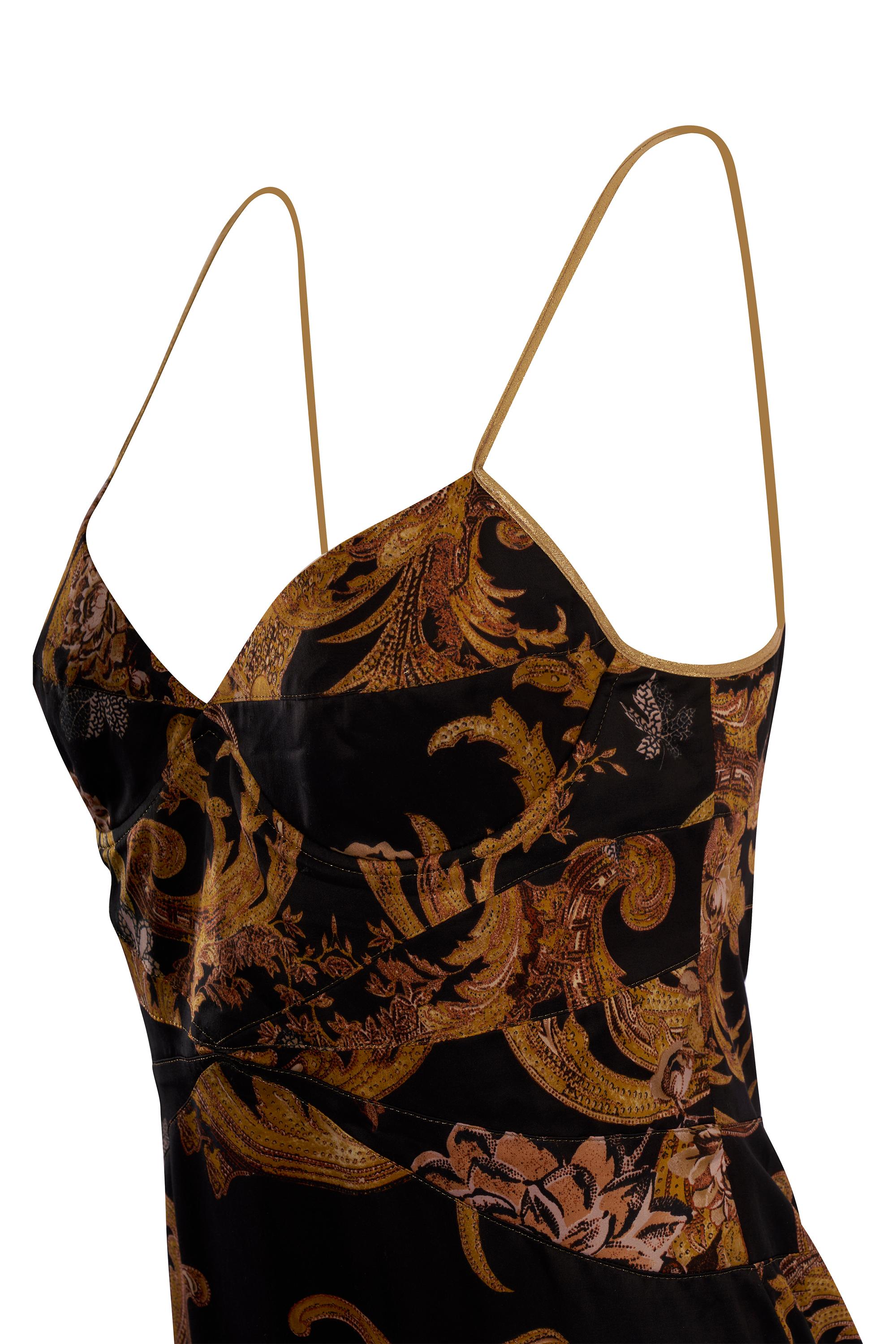 Vintage Roberto Cavalli 2000's barocke Druck Kleid. Mit schwarz-goldenem Barockmuster, Spaghetti-Trägern und Bodycon in Meerjungfrauenform. Wird mit einem Reißverschluss am Rücken geschlossen. 

In exzellentem Vintage-Zustand. 

 
Marke: Roberto