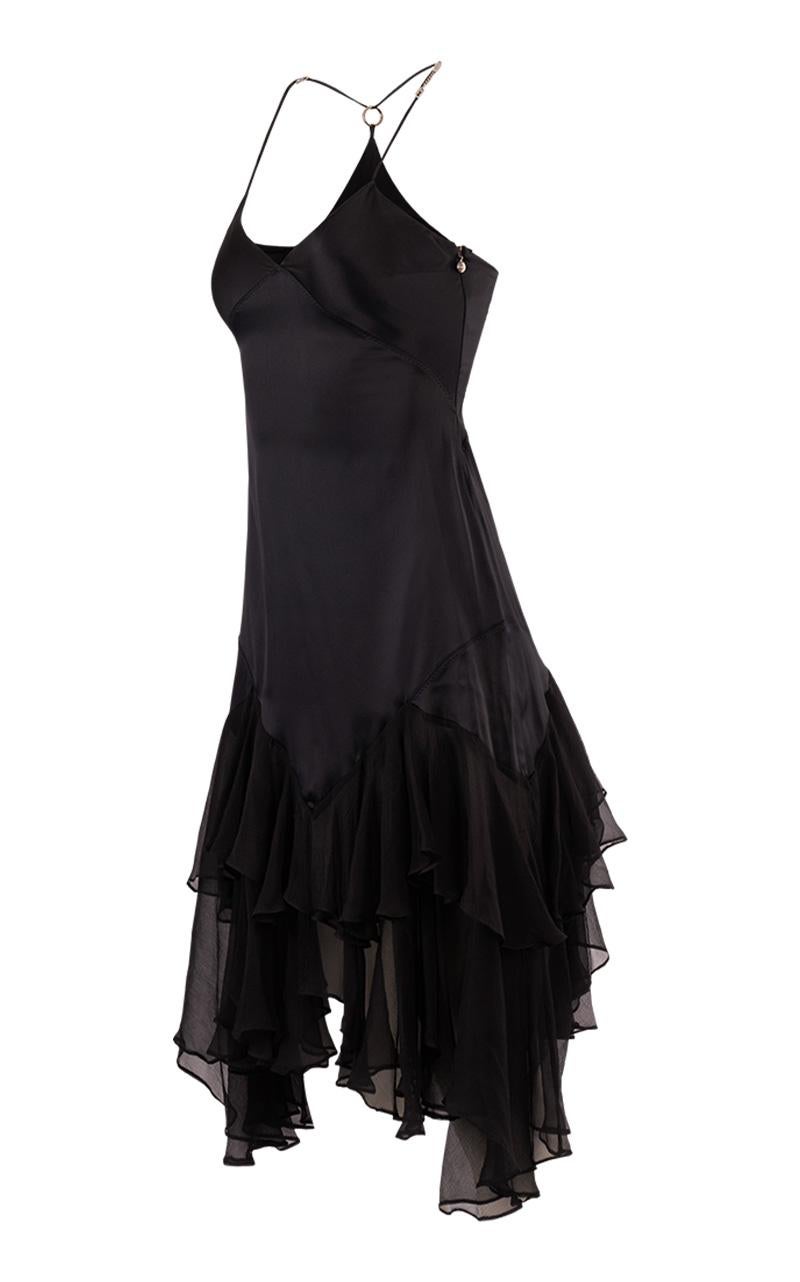 Robe midi en soie noire vintage Roberto Cavalli 2004. Le corps est en soie avec des bretelles fines, un dos nageur avec des accessoires argentés et des volants semi-transparents à l'ourlet, le tout dans une longueur midi avec une fermeture éclair