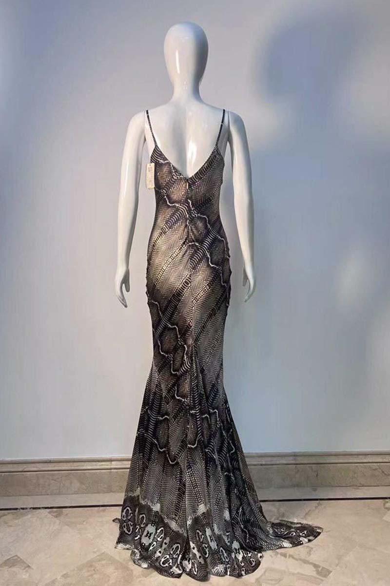 Vintage Roberto Cavalli 2005 silk dress. Features a python black and brown print. Mermaid silhouette with slight train behind. In excellent vintage condition.
Brand: Roberto Cavalli
Size: UK 8-10
Color: Multi
Modern Size: UK: 8-10 , US: 4-6, EU: