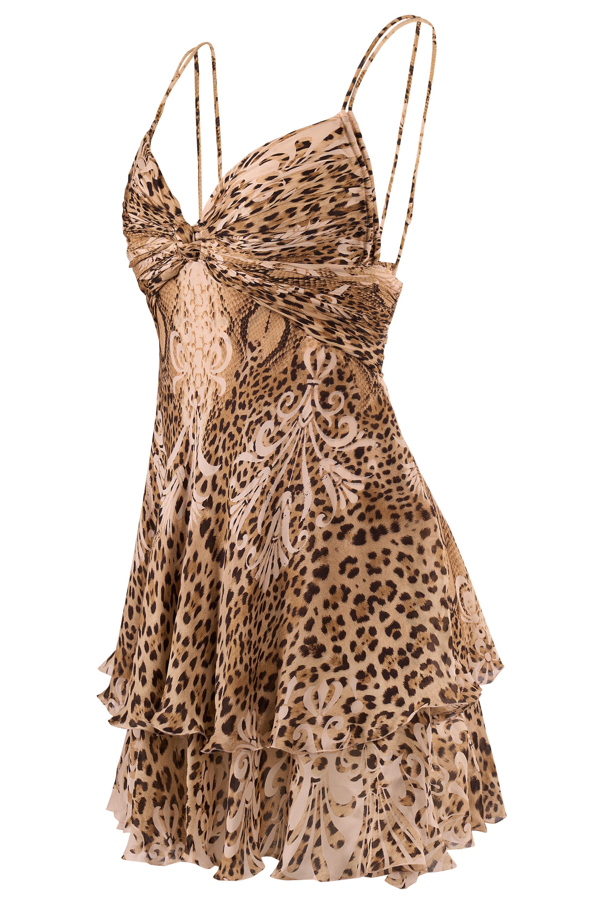 Minivestido vintage Roberto Cavalli de la colección 2006. Presenta un exótico estampado integral inspirado en el leopardo y la piel de serpiente, superpuesto con motivos barrocos de plumas y remolinos en suaves tonos marfil. El corpiño estructurado