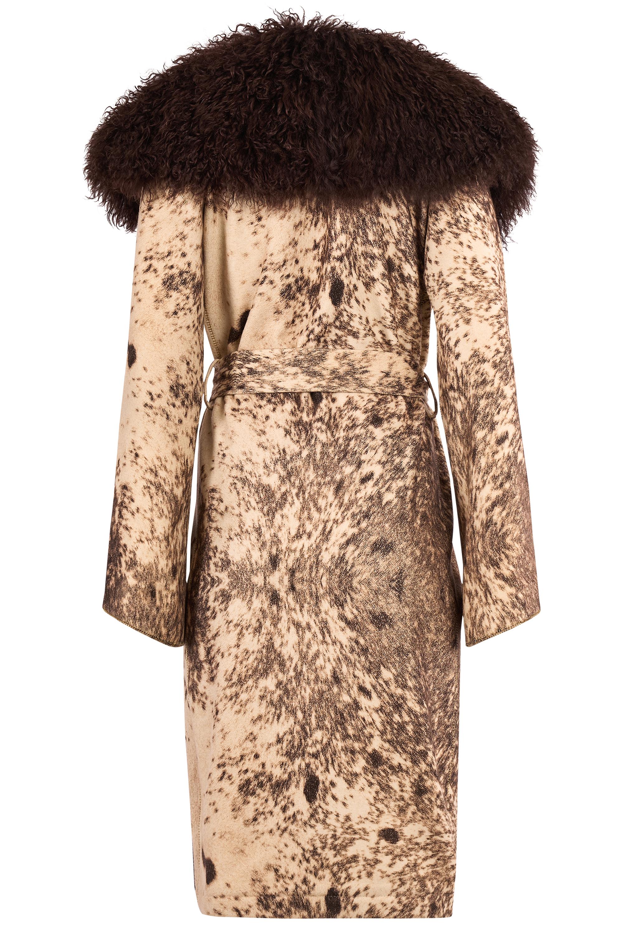 Vintage Roberto Cavalli Herbst Winter 1999 Mantel aus braunem Shearling. Eigenschaften  Das weiche, beigefarbene Shearling mit einem gesprenkelten, von Tieren inspirierten Muster ist mit einem übergroßen, schokoladenbraunen, gelockten