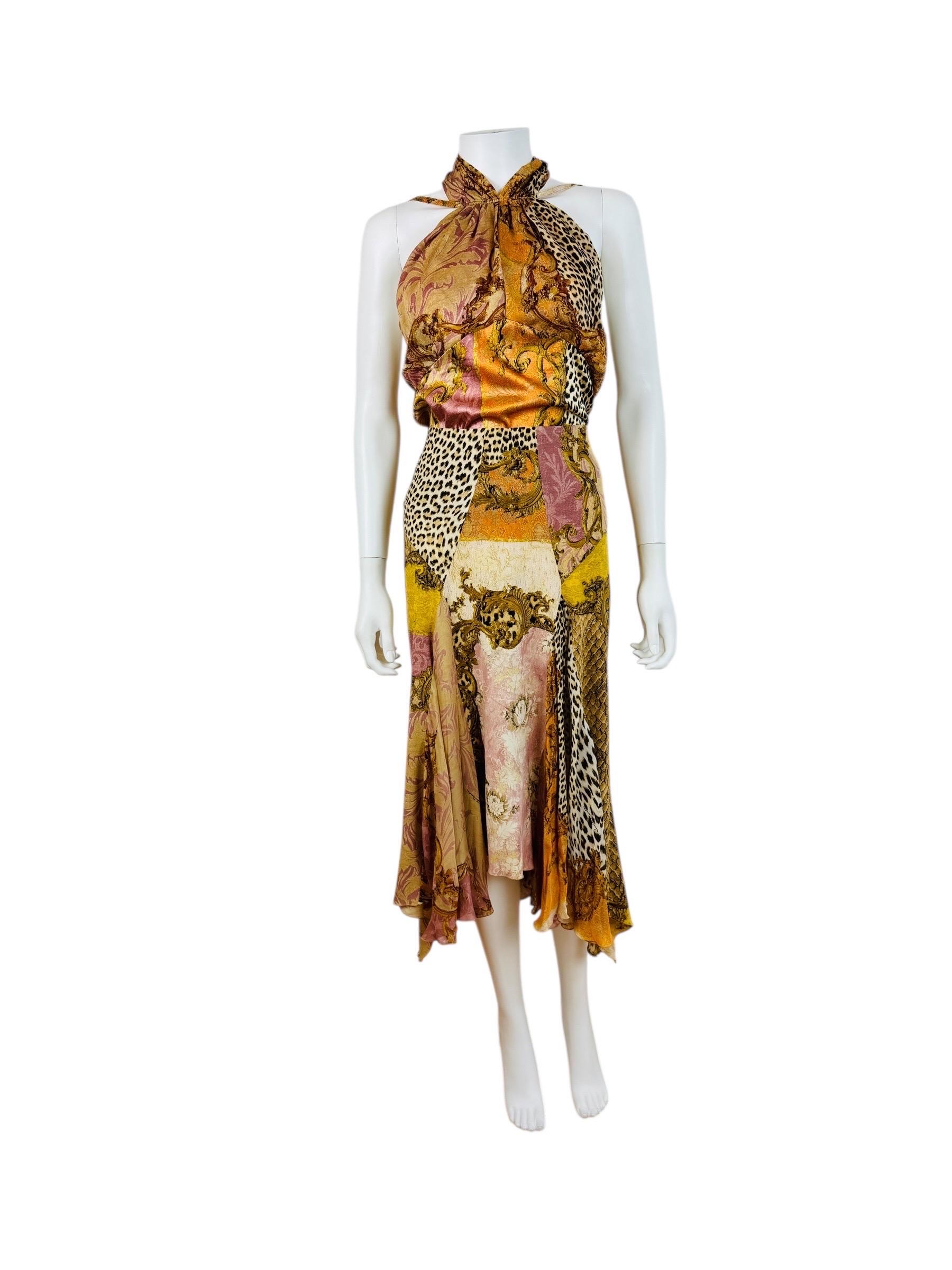 Roberto Cavalli Top + Gonna A/I 2004 Taglia XL Mostrato Appuntato
Tessuto di seta elasticizzato con stampa in stile patchwork
Stampe leopardate, serpenti e barocche con accenti in stile dipinto d'oro su tutto il capo.
Scollatura stile Halter con