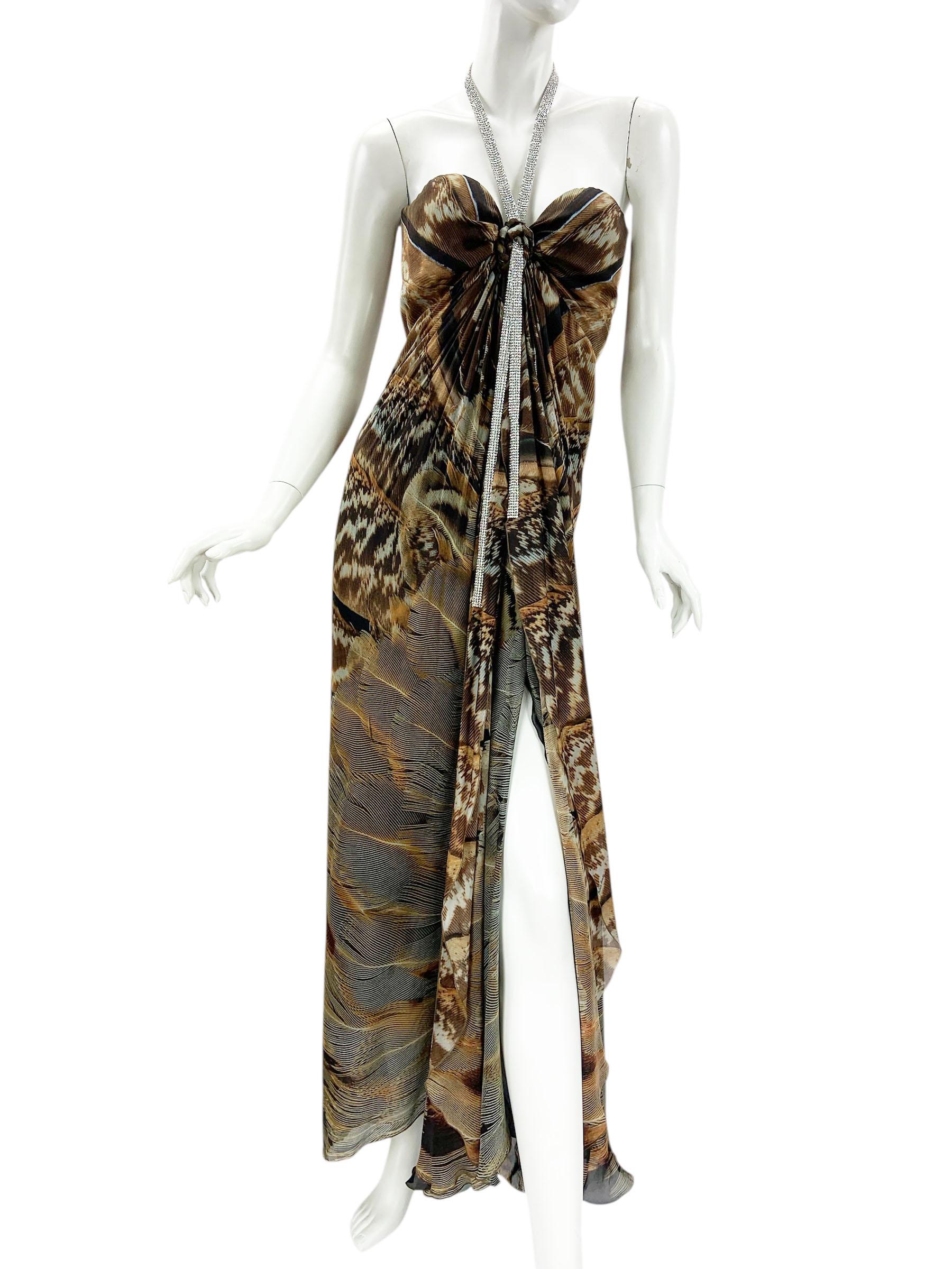 Vintage Roberto Cavalli Feder Druck Kristall Lariat Schnürung Korsett Kleid
Italienische Größe - 40
Dieses exquisite Seidenkleid im Vintage-Stil von Roberto Cavalli ist ein wahres Statement, das Luxus und sinnliche Eleganz verkörpert und zeitlos