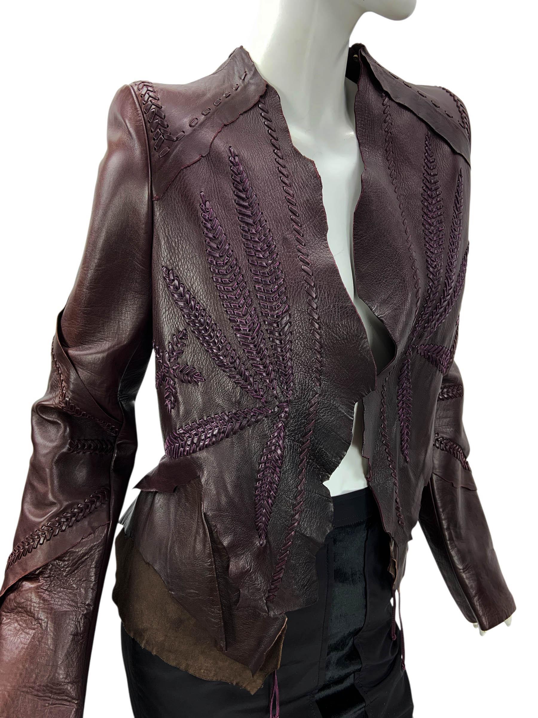  Giacca da passerella Roberto Cavalli Primavera 2011 realizzata in morbida pelle di capra in una ricca tonalità marrone con sfumature prugna. Questo capo sfoggia i dettagli artigianali tipici di Cavalli, con bordi grezzi e ricami intricati in pelle