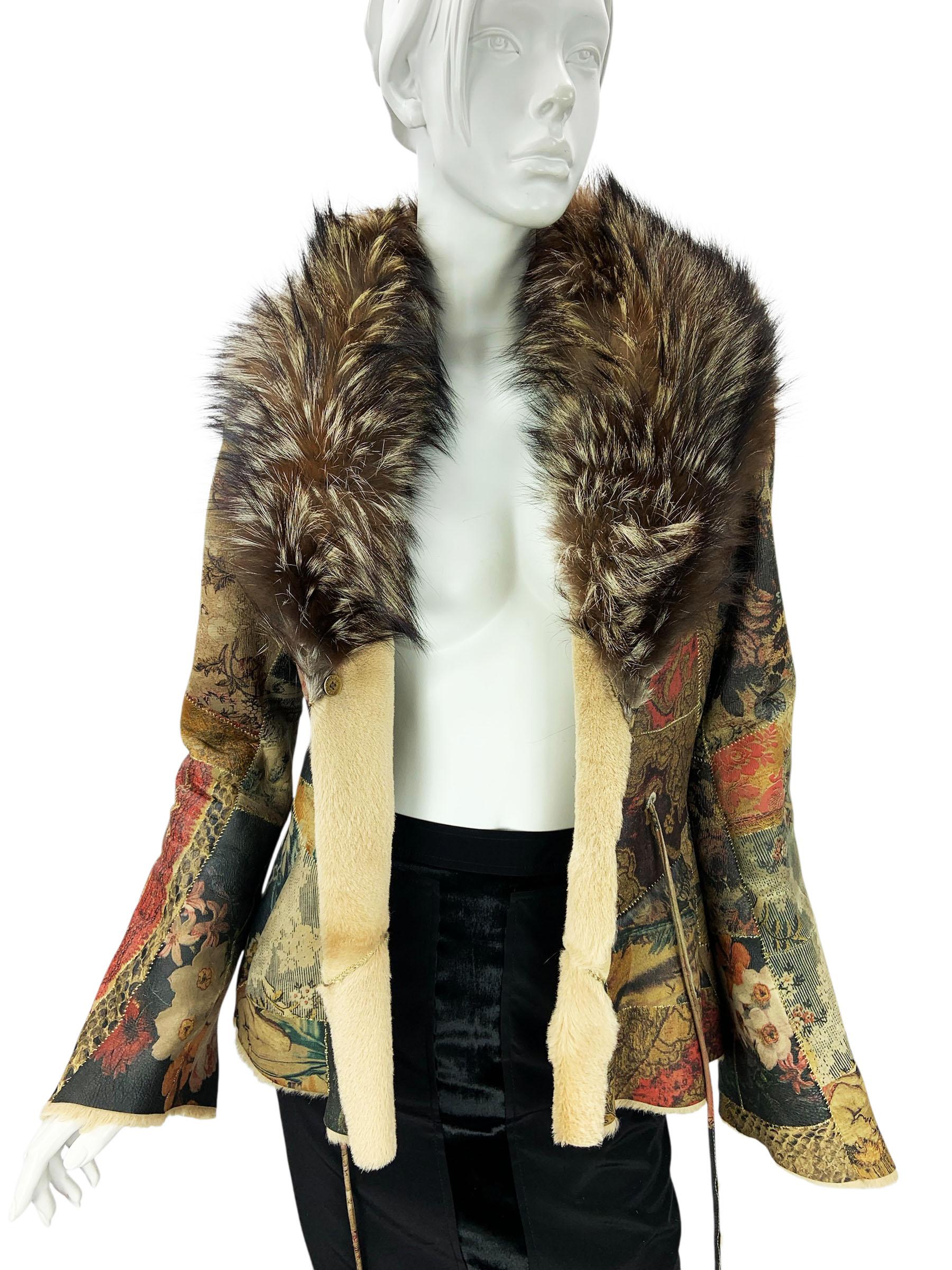 Diese luxuriöse Jacke ist ein auffälliges und seltenes Stück aus den frühen 2000er Jahren von Roberto Cavalli. Sie besteht aus einem reichhaltigen Wandteppich aus mehrfarbigem Leder-Patchwork mit einem malerischen, von Tierdrucken inspirierten