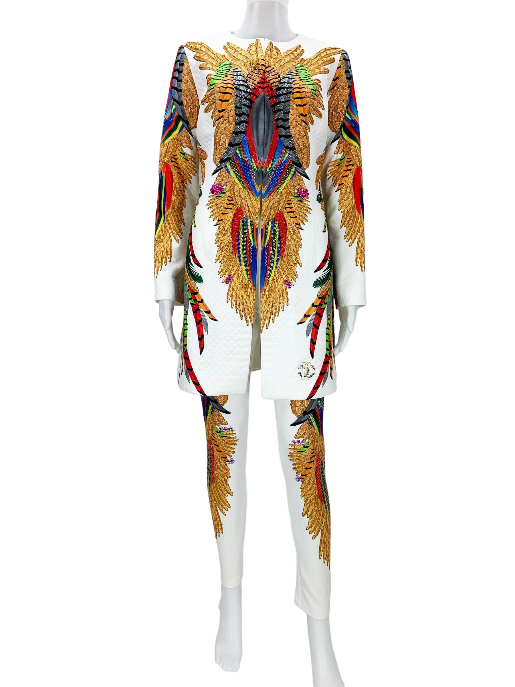 Vintage By Cavalli Combinaison pantalon matelassée et ornée de cristaux
Taille italienne 40
Costume pantalon blanc à imprimé indien d'Amérique du Nord de Roberto Cavalli, inhabituel et exotique. 
Blazer : matelassé, imprimé plumes colorées,