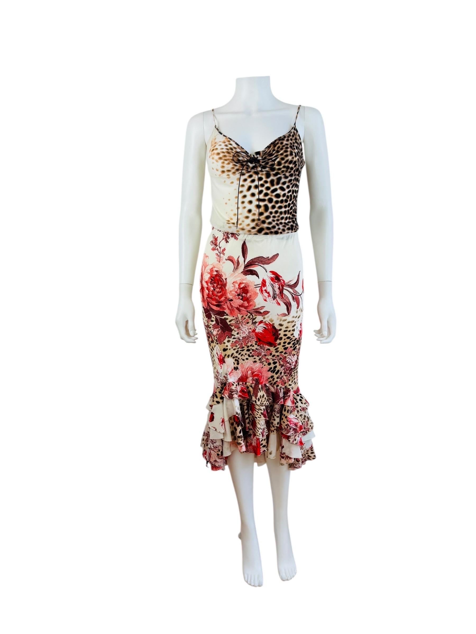 Roberto Cavalli - Top + jupe S/S 2002
Débardeur semi-transparent en viscose avec imprimé guépard + détails en dentelle tressée au niveau du buste.
Bretelles fines avec longueur supplémentaire si nécessaire
Non doublé + s'enfile par-dessus la