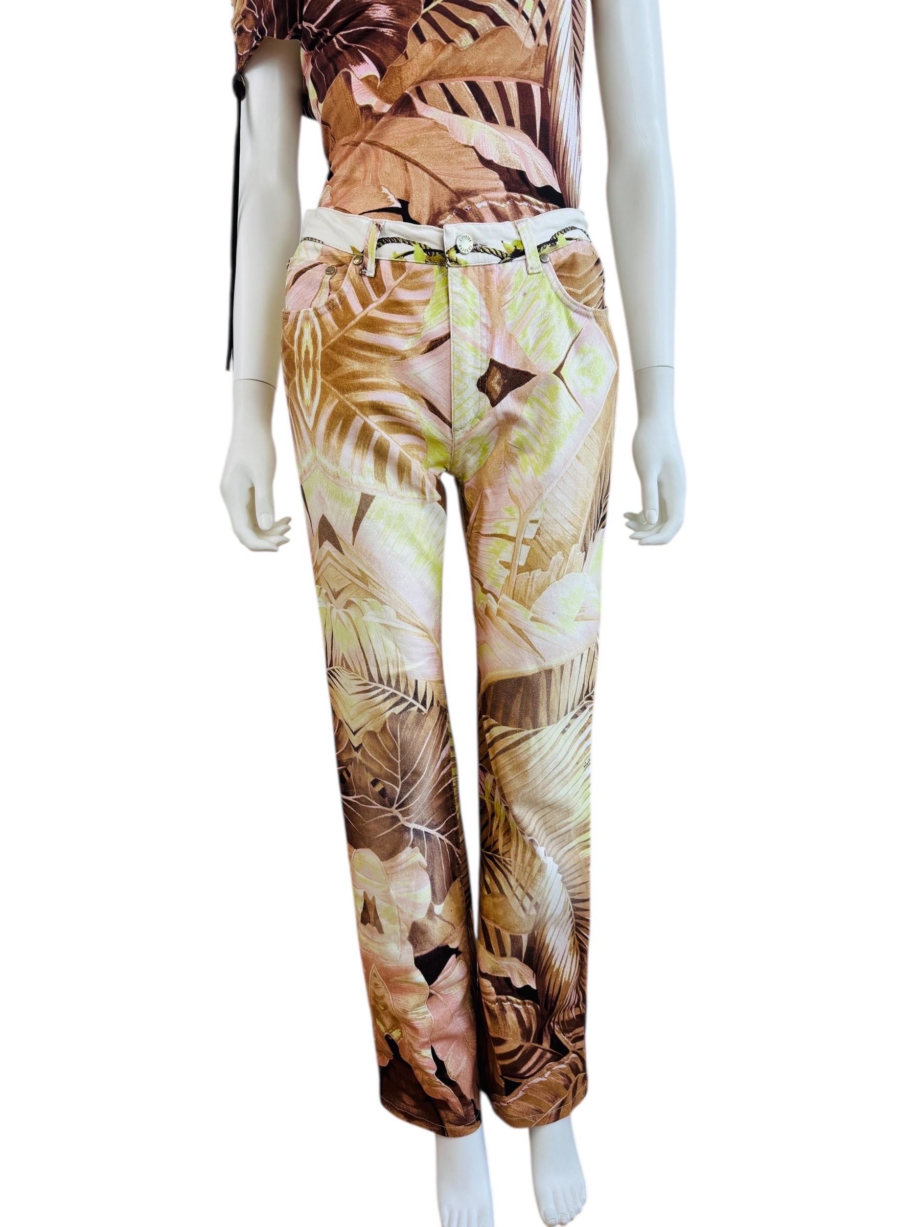 Vintage Roberto Cavalli P/E 2003 Tropical Palm Print Off Shoulder Top Pants Jean in vendita 3