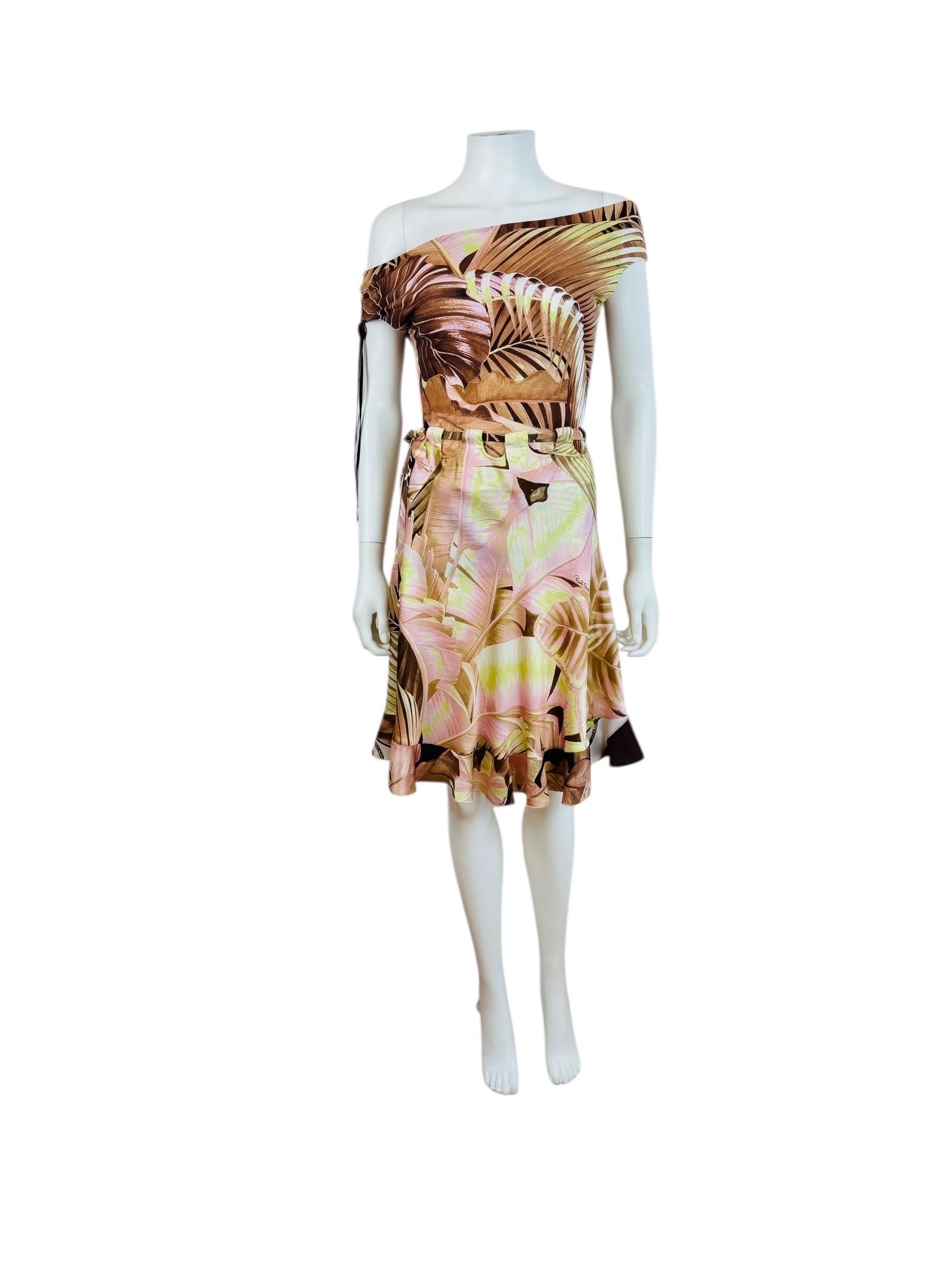 Roberto Cavalli Top + Skirt S/S 2003
Oversized tropical palm print
Model + elastic fabric
Asymmetrical top can be worn off one or both shoulders
Faux suede + metal concho detail a the right shoulder
Top is lined at bust only with a shelf bra
Skirt