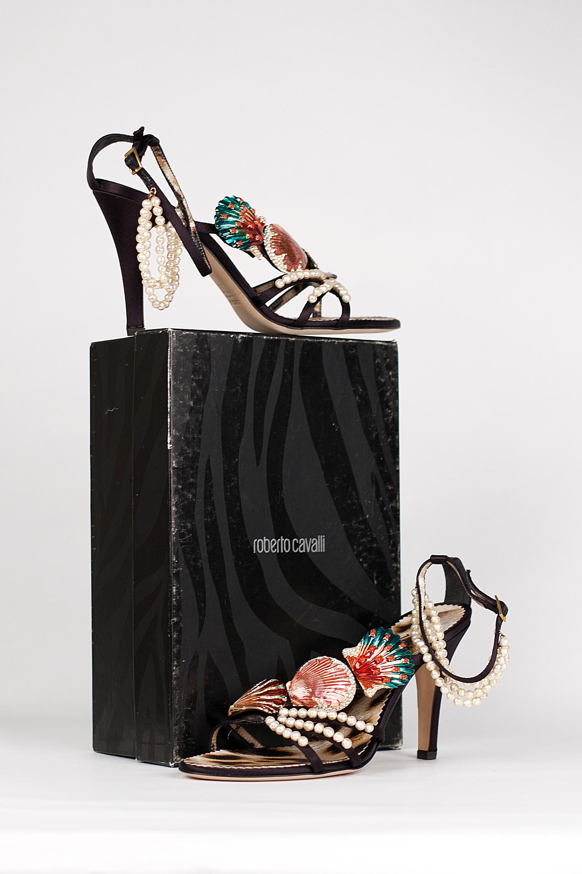 Roberto Cavalli Schuhe im Vintage-Stil mit kristallverzierten Muscheln und Perlen 10 1