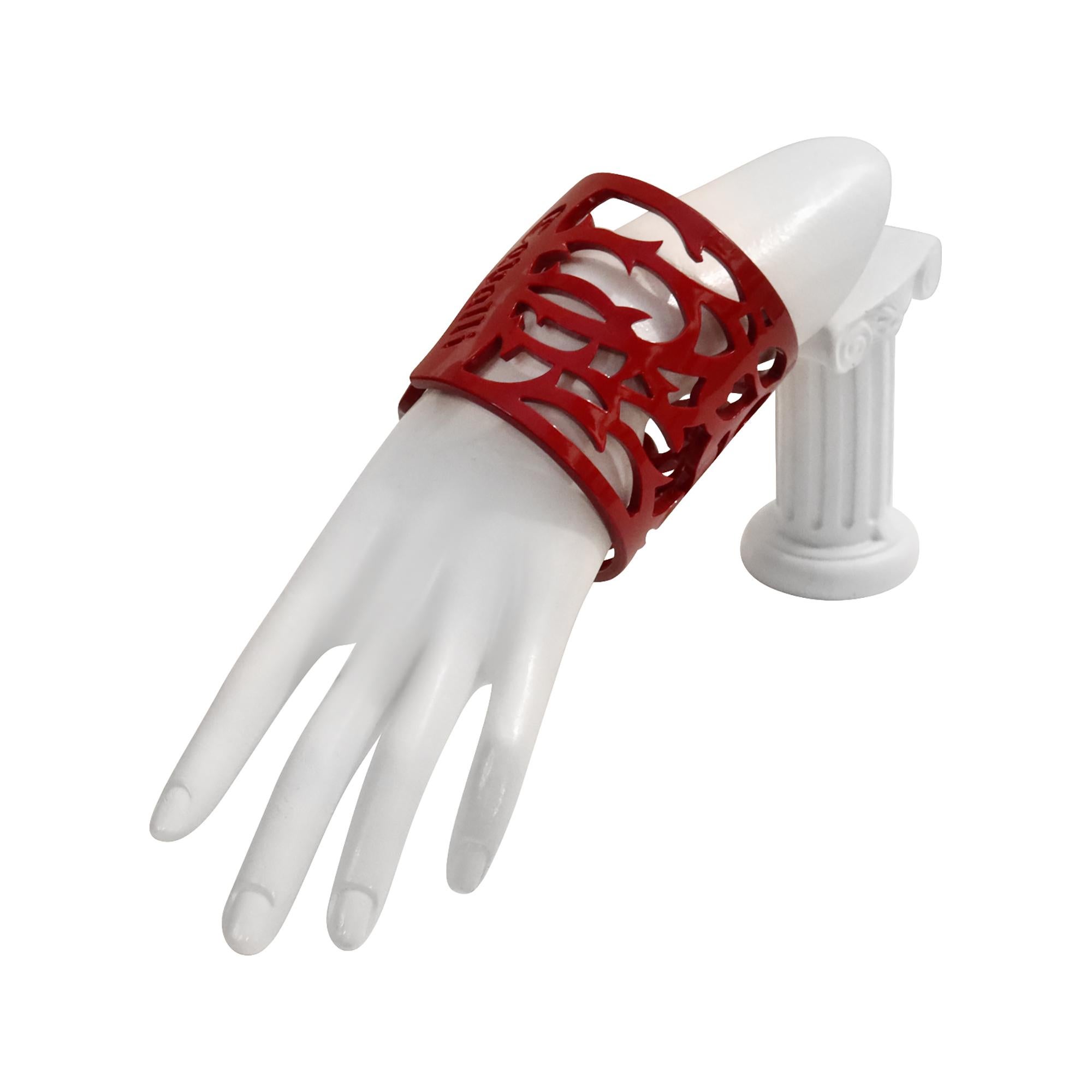 Esta pulsera tremendamente ancha está de moda ahora, sobre todo en rojo.  Está bien hecho y es sustancial.  Se pone y se quita.  Quedaría muy bien solo o mezclado y combinado con otros brazaletes o incluso con joyería fina.  Es único y no es lo que