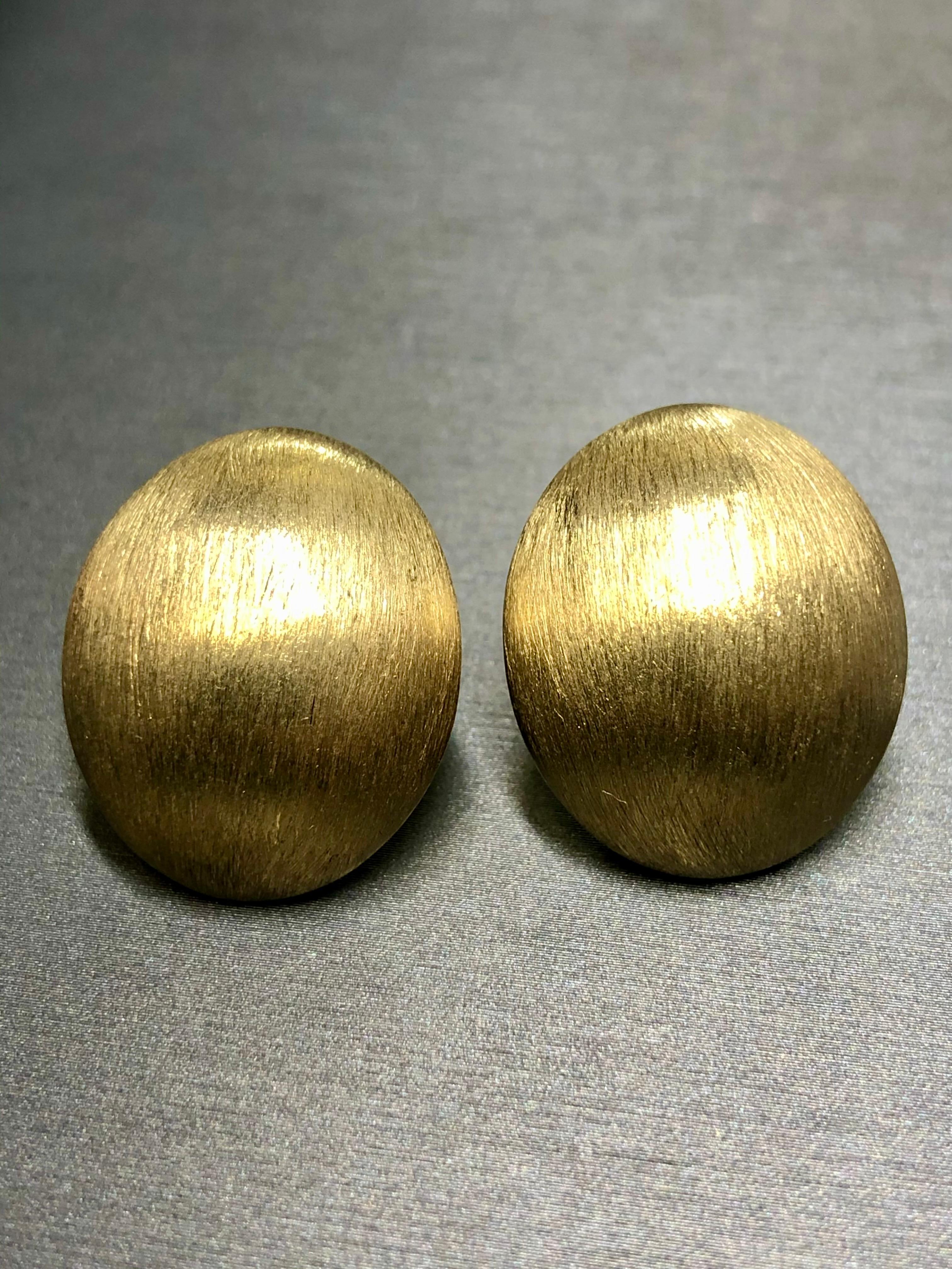 lovely pair of original Roberto Coin huggy earrings done in 18K yellow gold with a fine brushed finish. A beautiful pair of earrings that are light and very wearable.


Dimensions/Weight:

Earrings measure 1” x .75” and weigh
