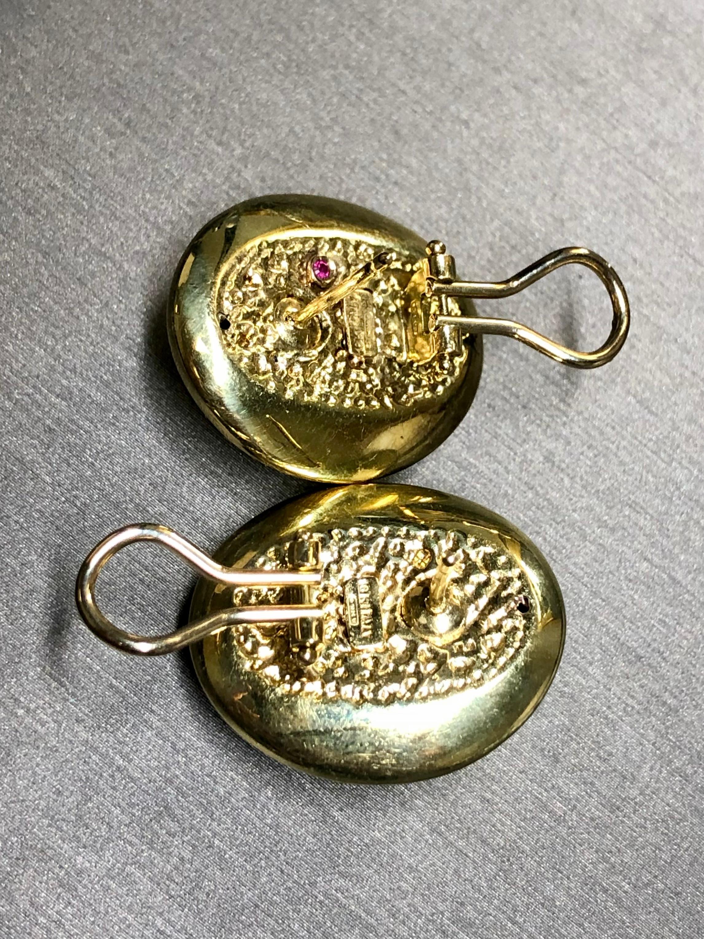 Vintage ROBERTO COIN 18K Brushed Oval Puffed Huggie Earrings Omega Backs In Good Condition For Sale In Winter Springs, FL