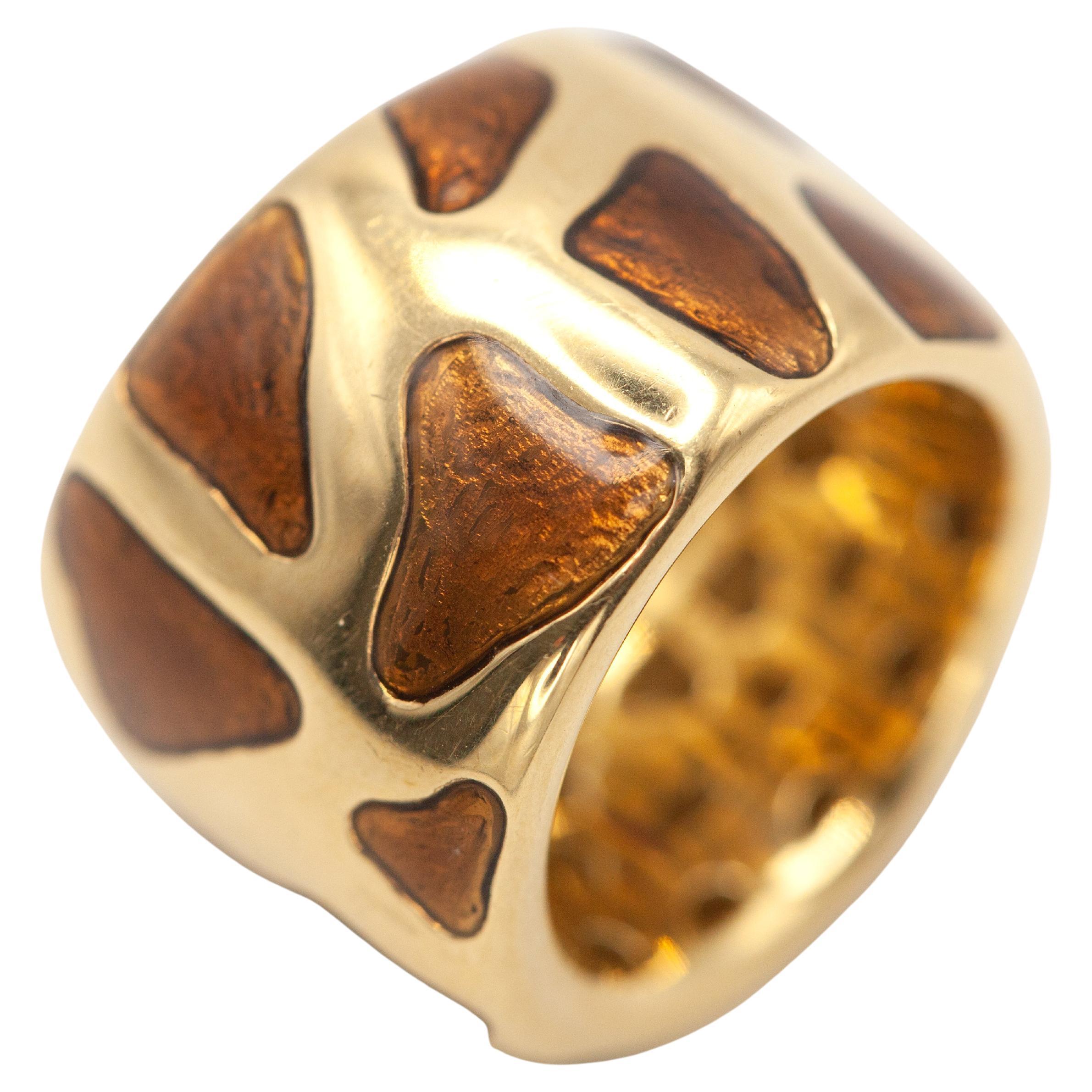 Magnifique bague à large bande en or jaune Roberto Coin à motif de girafe en émail brun

Poids approximatif : 22,7 grammes.

Taille de la bague ~ US 6
En raison de la largeur de la bande, il ne peut convenir qu'à un doigt de taille 5,5.

Mesures