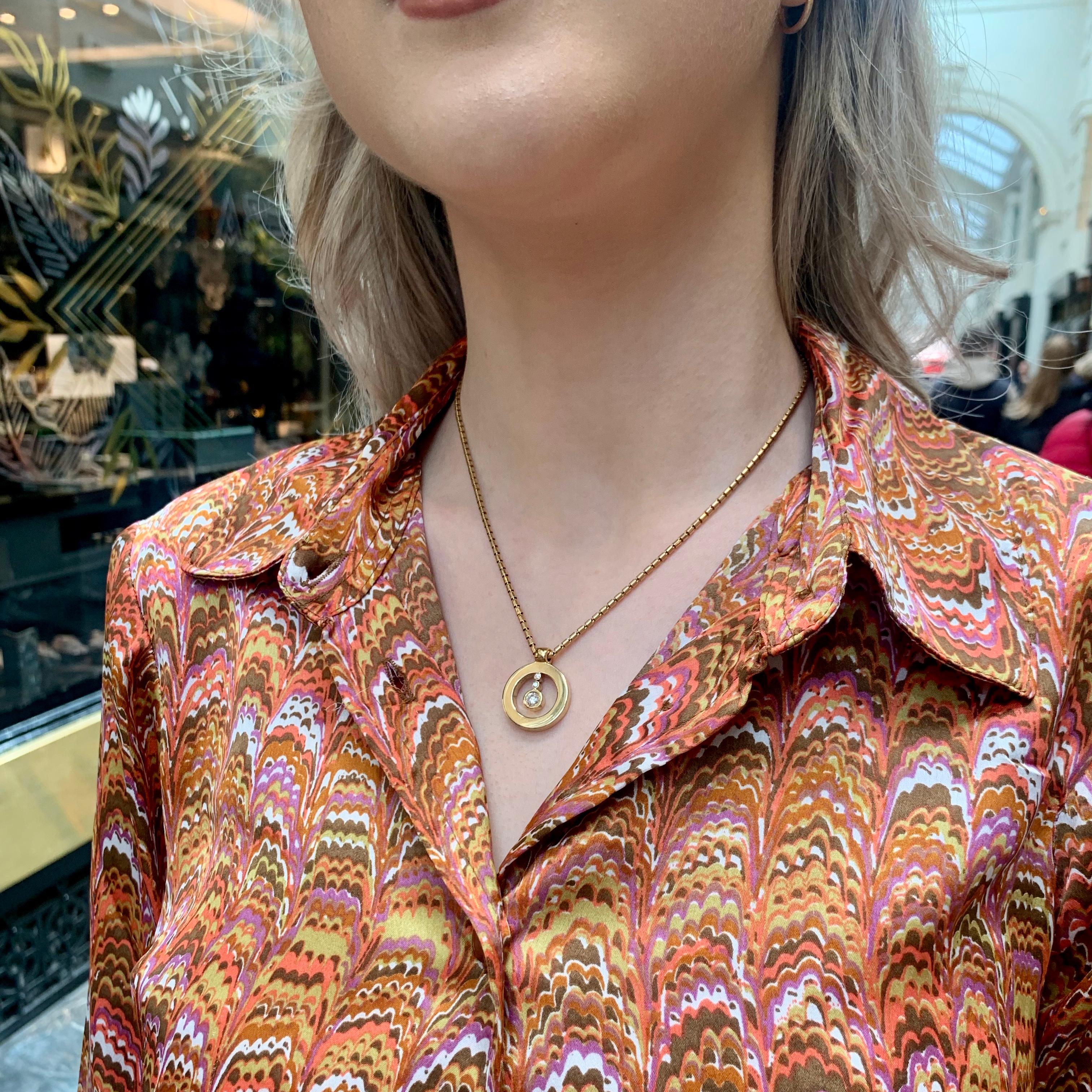  A beautiful vintage Roberto Coin 'Cento' diamond circle pendant set in 18k yellow gold.

From the now discontinued 'Cento' collection, the necklace is firstly composed of a solid yellow gold circle. Within the centre of the pendant is an
