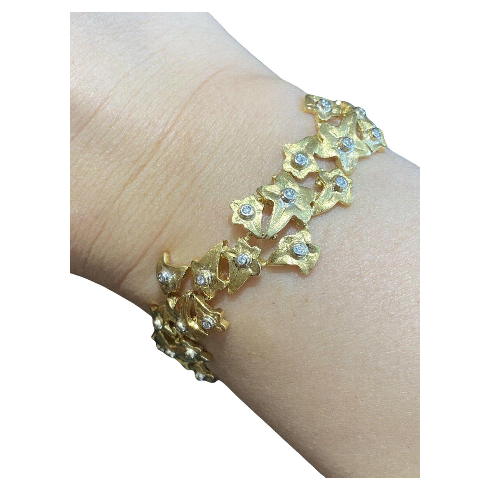 Vintage ROBERTO COIN Leaf Diamond Bracelet in 18k Yellow Gold

Leaf Diamond Bracelet by Roberto Coin features 39 Round Brilliant cut Diamonds set in 18k Yellow Gold.

Total diamond weight is 0.60 carats. 
The diamond quality ranges from VS-SI1 in