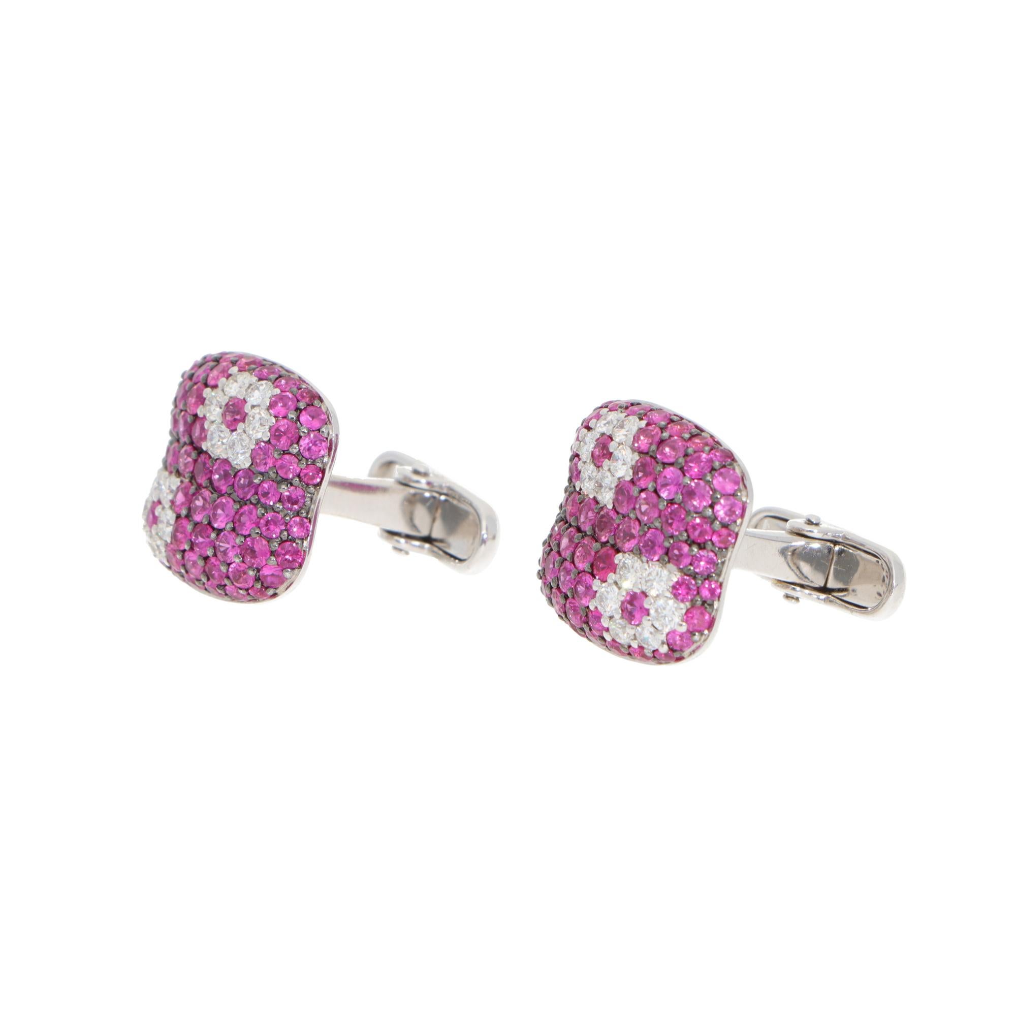 Preciosos gemelos vintage Roberto Coin de barra con pavé de zafiro rosa y diamantes, engastados en oro blanco de 18k.

Los gemelos están engastados con 130 zafiros rosas redondos de talla mixta y 24 diamantes redondos de talla brillante, todos ellos