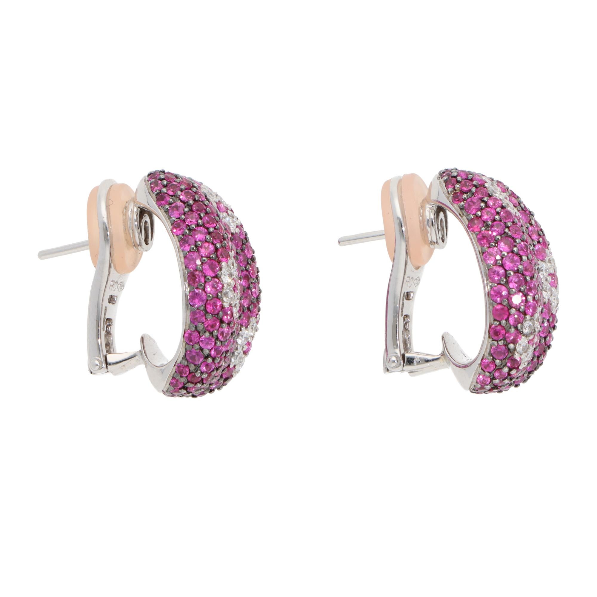 Unos preciosos pendientes vintage Roberto Coin de zafiro rosa y pavé de diamantes engastados en oro blanco de 18 quilates.

Los pendientes están engastados con 266 zafiros rosas redondos de talla mixta y 36 diamantes redondos de talla brillante,