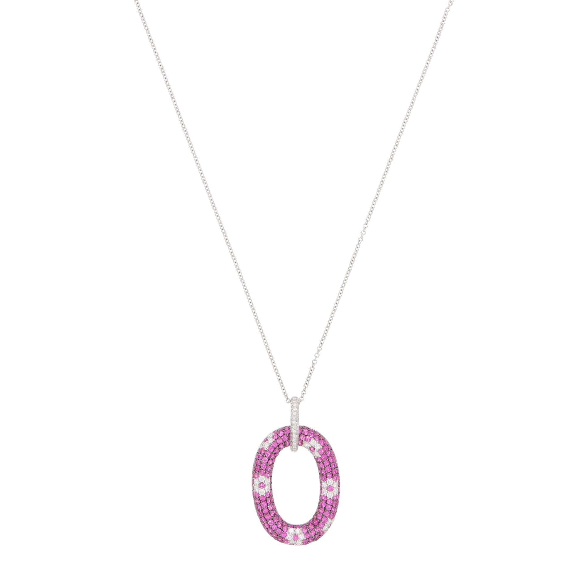 Un'incantevole collana vintage con zaffiro rosa e pavé di diamanti di Roberto Coin, incastonata in oro bianco 18 carati.

Il pendente è incastonato con 179 zaffiri rosa rotondi a taglio misto e 75 diamanti rotondi a taglio brillante, tutti