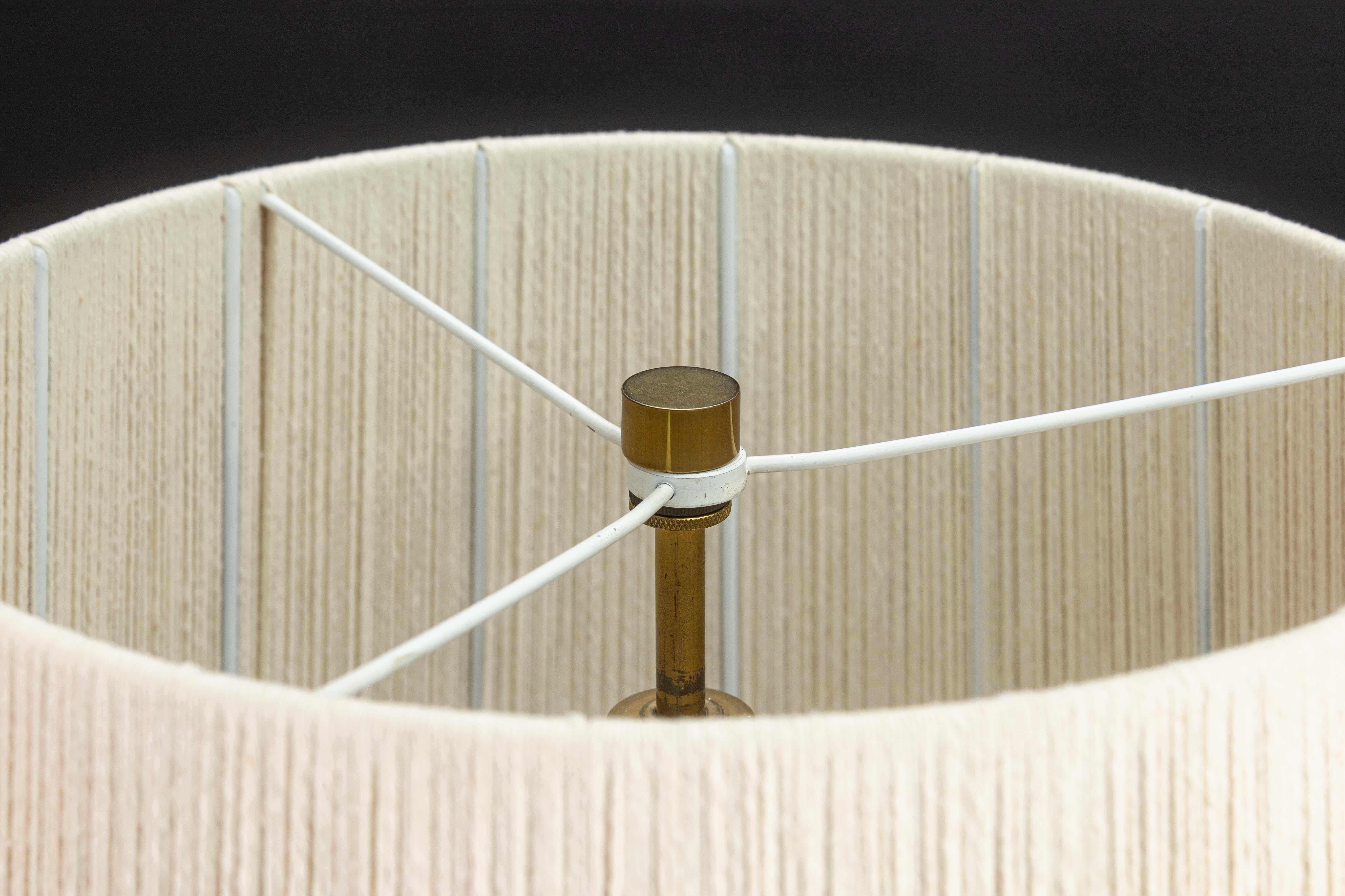 Lampe de table vintage Robsjohn Gibbings pour Hansen Lighting New York. Il s'agit d'une magnifique lampe de table moderne du milieu du siècle, dotée d'une lourde base en marbre. Le marbre de cette base est d'une belle couleur blanc cassé et présente
