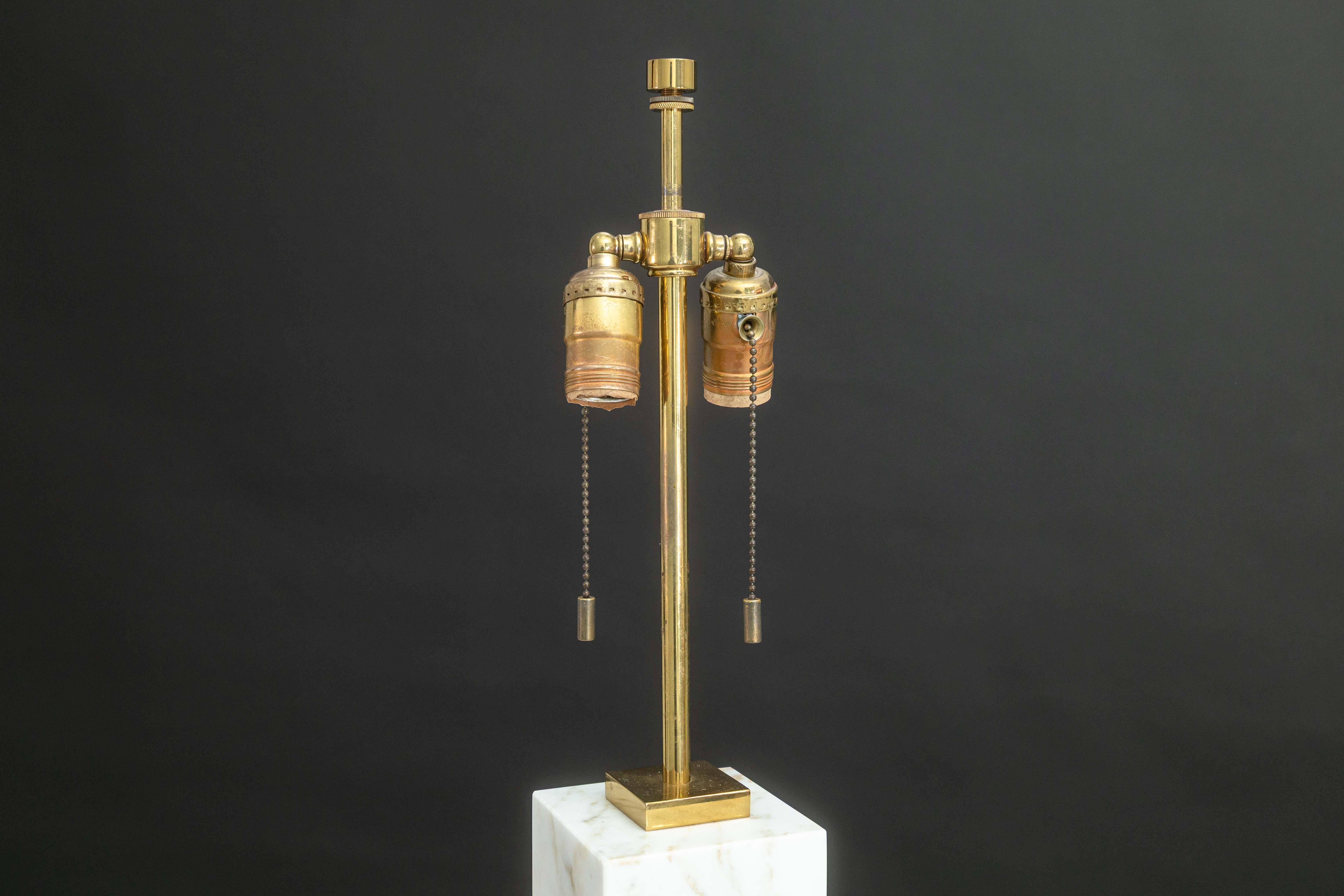 Allemand Lampe de table vintage Robsjohn Gibbings pour Hansen New York Base en laiton et marbre en vente