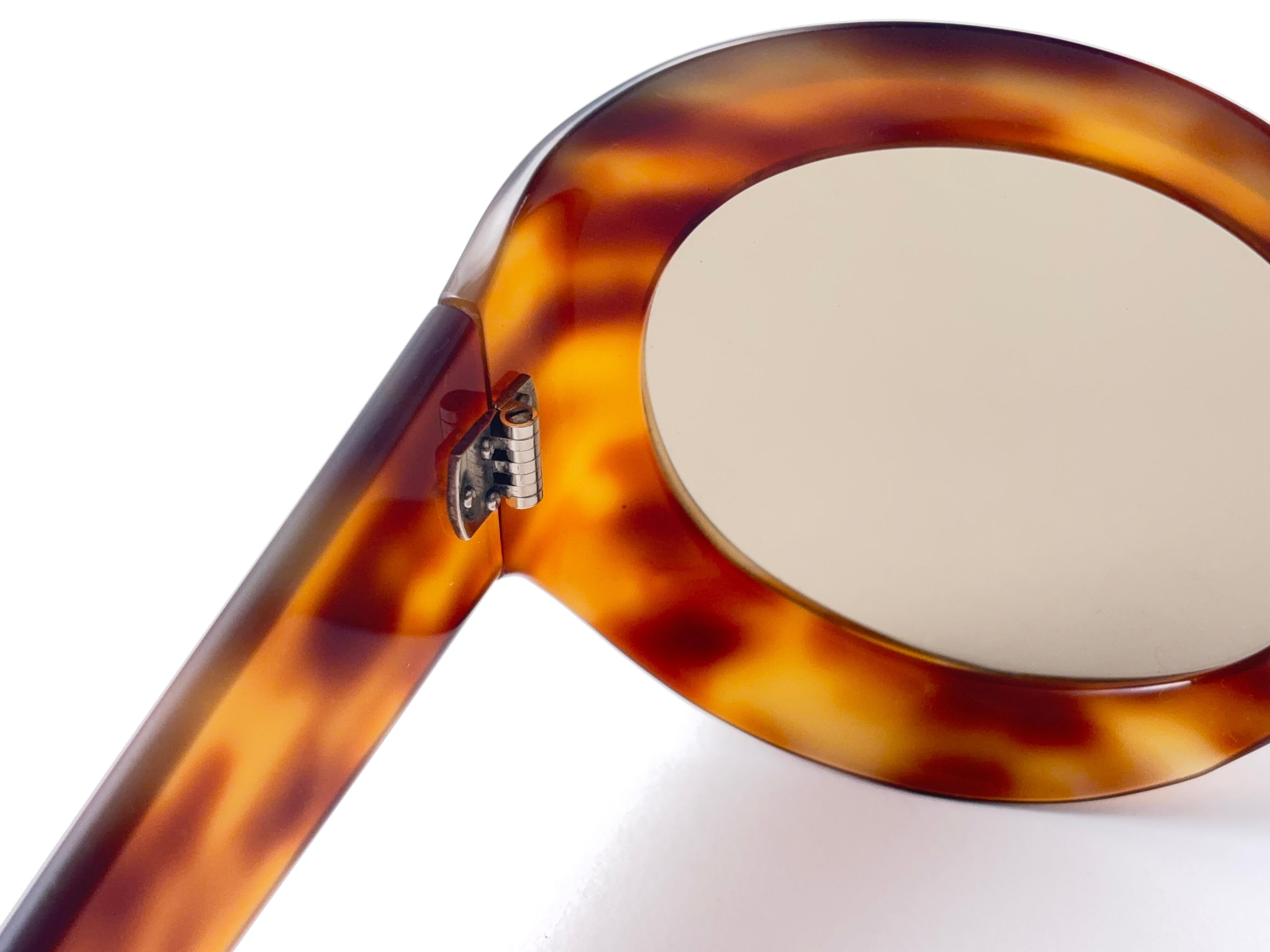 Vintage Strong & Robust Oversized Tortoise Frame Holding A Pair of Light Solid Brown Lenses.

Bitte beachten Sie dieses Element hat leichte Anzeichen von Verschleiß auf dem Rahmen durch die Lagerung,

Hergestellt in Frankreich.

Vorderseite : 16