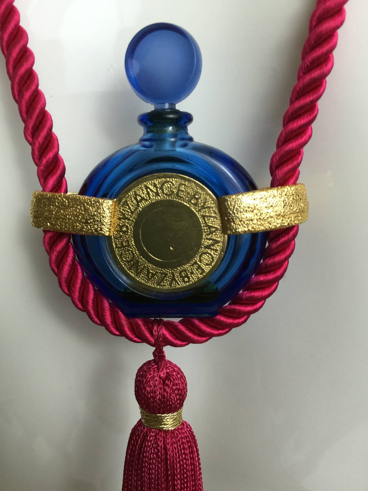Collier pendentif parfum à pompon Rochas vintage Pour femmes en vente