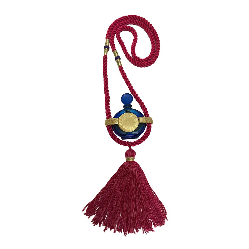 Collier pendentif parfum à pompon Rochas vintage en vente