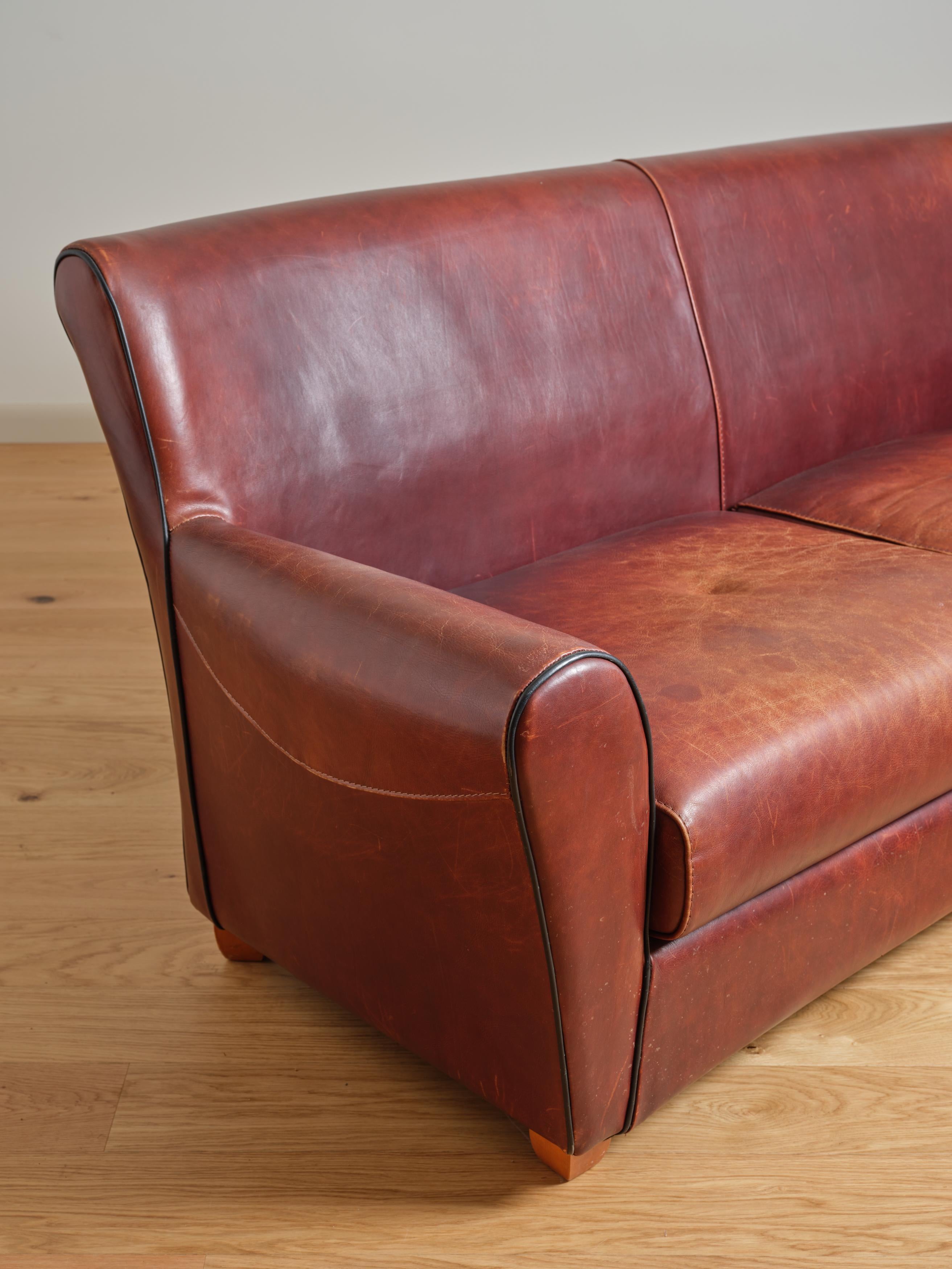 A rare vintage Roche Bobois leather sofa, seats 3.

Upholstered in full grain thick leather that is naturally pigmented and patinated. Stamped.

Dimensions: H 33