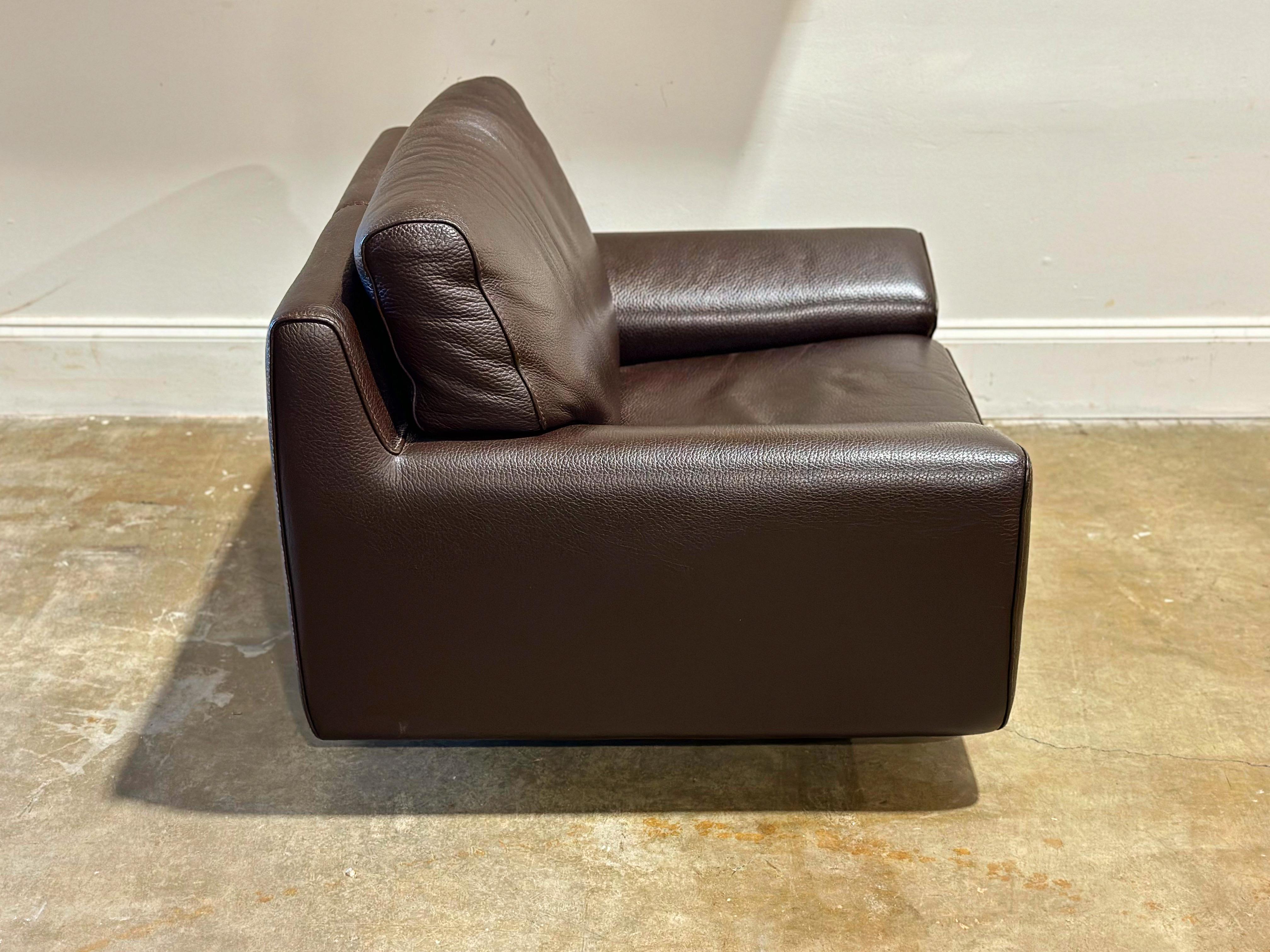 Stellar vintage leather swivel lounge chair by Roche Bobois, France circa late 1980s. Striking silhouette and opulent comfort. The full grain dark ox blood brown leather has aged to perfection. 

Excellent original condition with no flaws of note.