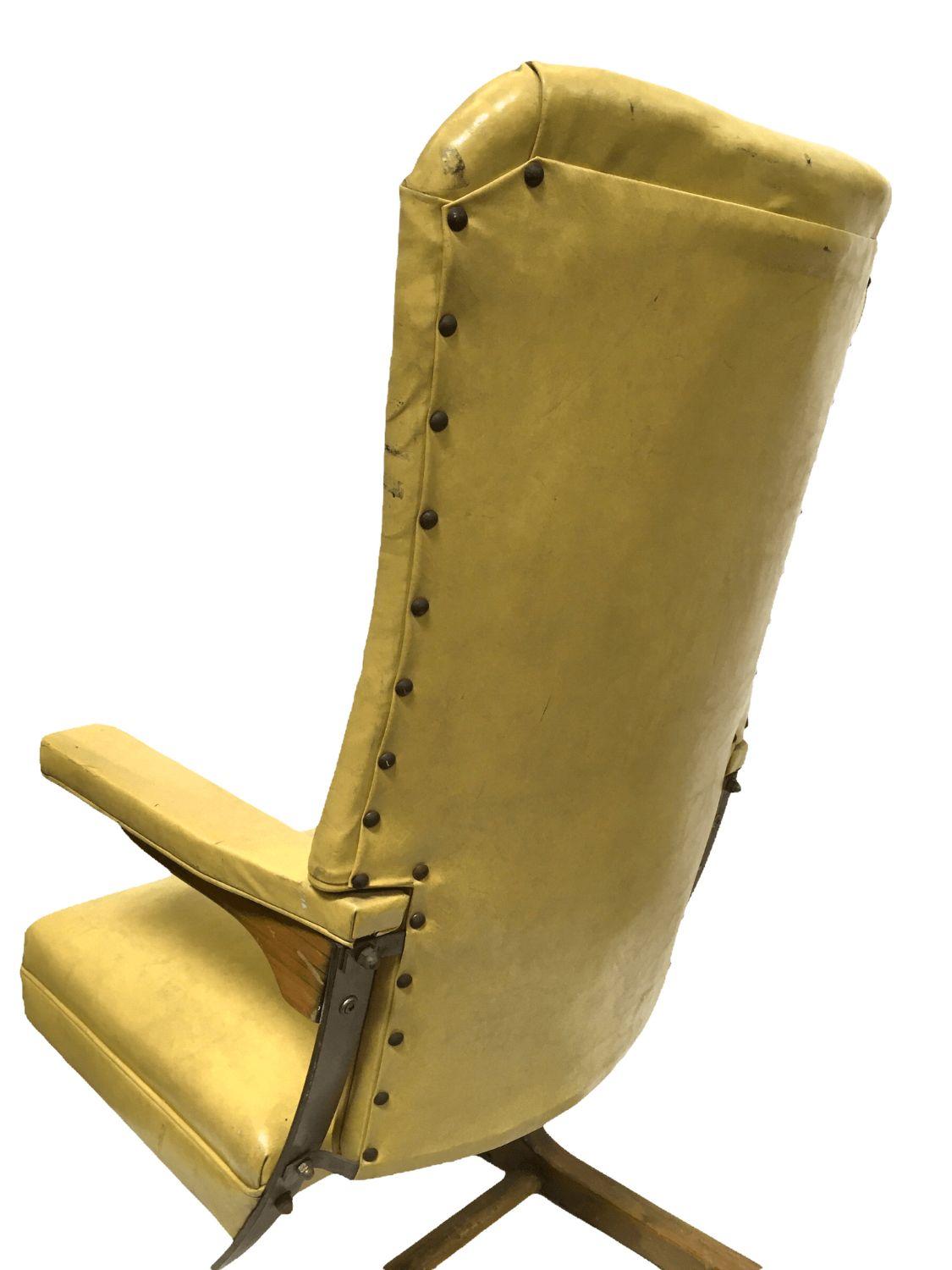 Vieille chaise Rock-a-Chair Cantilever Rocker Chair en vinyle doré de moisson en vente 1