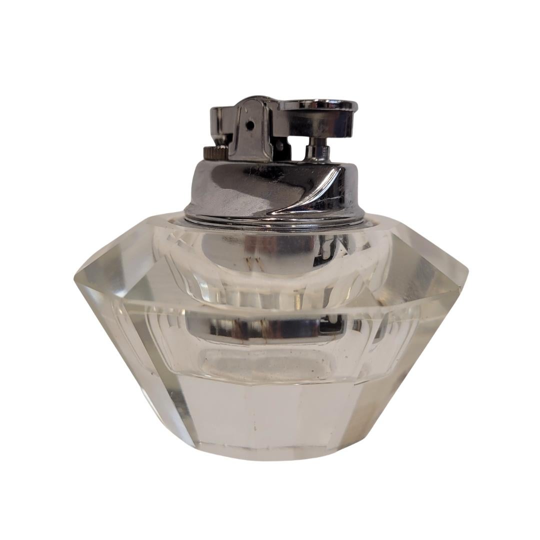 Briquet de table en cristal de roche et métal, milieu du siècle, années 1960 - France

MATERIAL : Cristal de roche et métal

Période : 1960s

Pays d'origine : France

Bon état correspondant à l'âge et à l'utilisation

Dimensions : 8 x 8,5 x 8,5 cm :