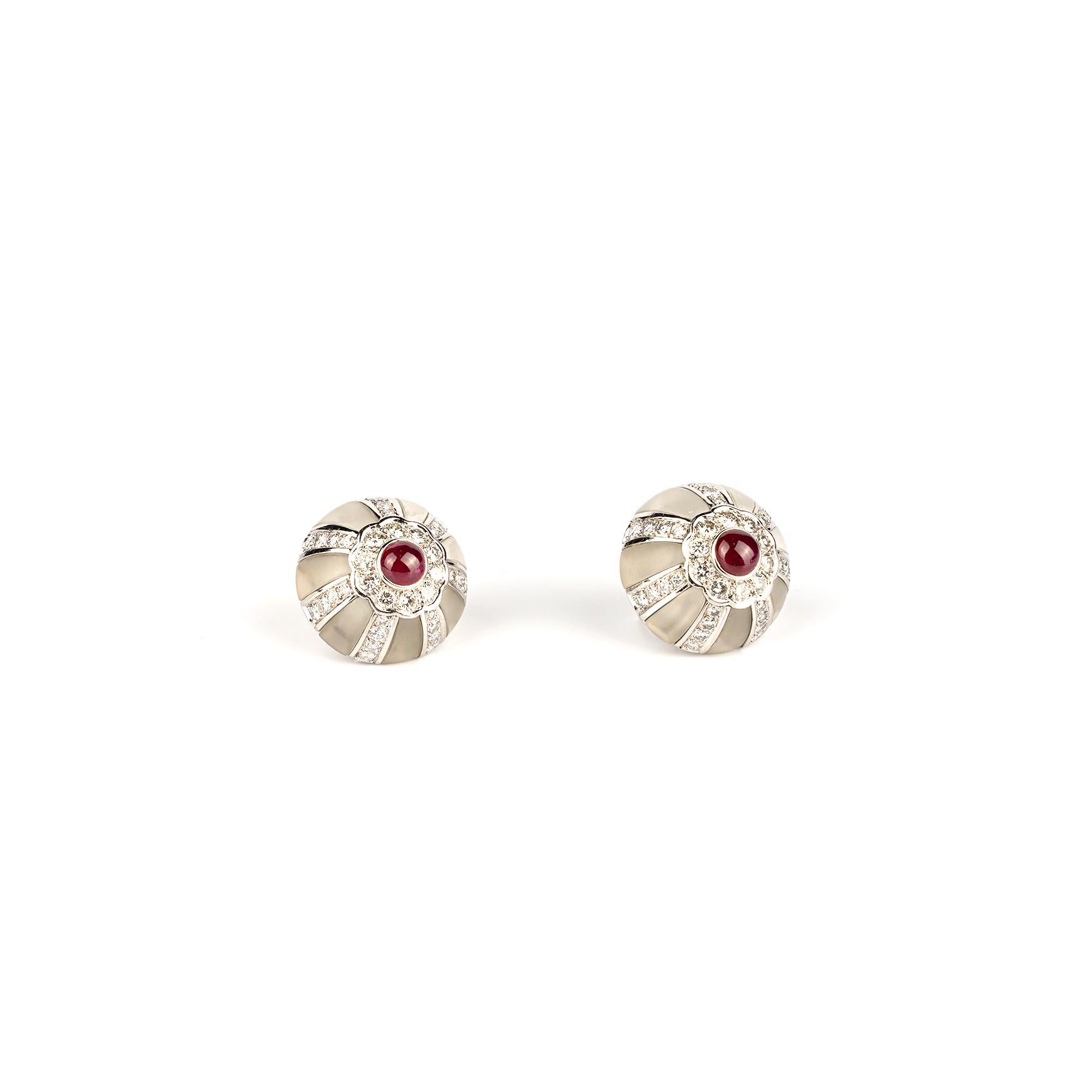 Une élégante paire de boucles d'oreilles en cristal de roche et rubis montées sur or blanc. Fabriqué en Amérique, vers 1970.