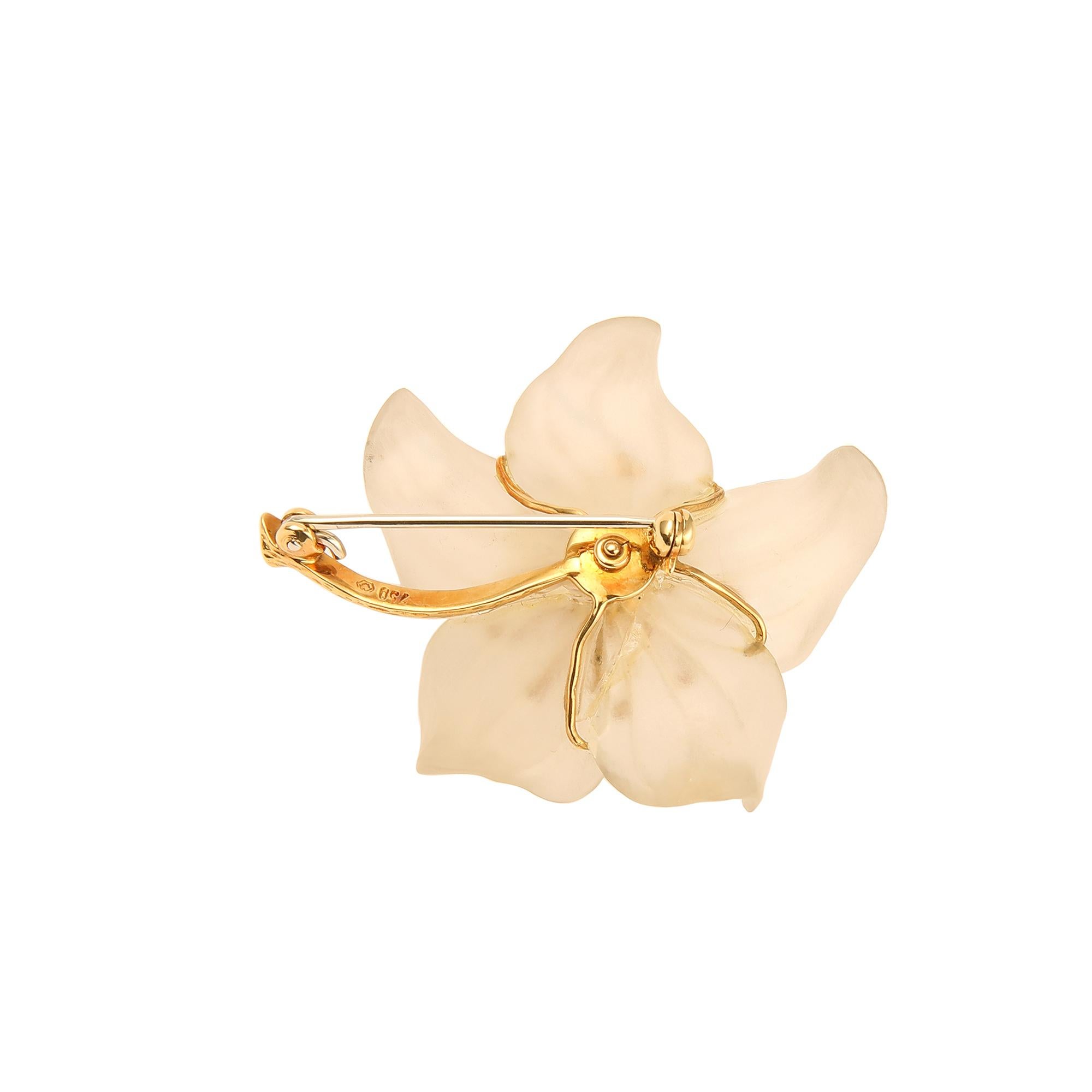 Delicate brooch in yellow gold and rock crystal representing a lily whose pistil is set with diamonds.

Total weight of diamonds : 0.06 carats

Brooch size : 47.99 x 37.81 x 11.65 mm (1.888 x 1.488 x 0.459 inch)

18 karat yellow gold,