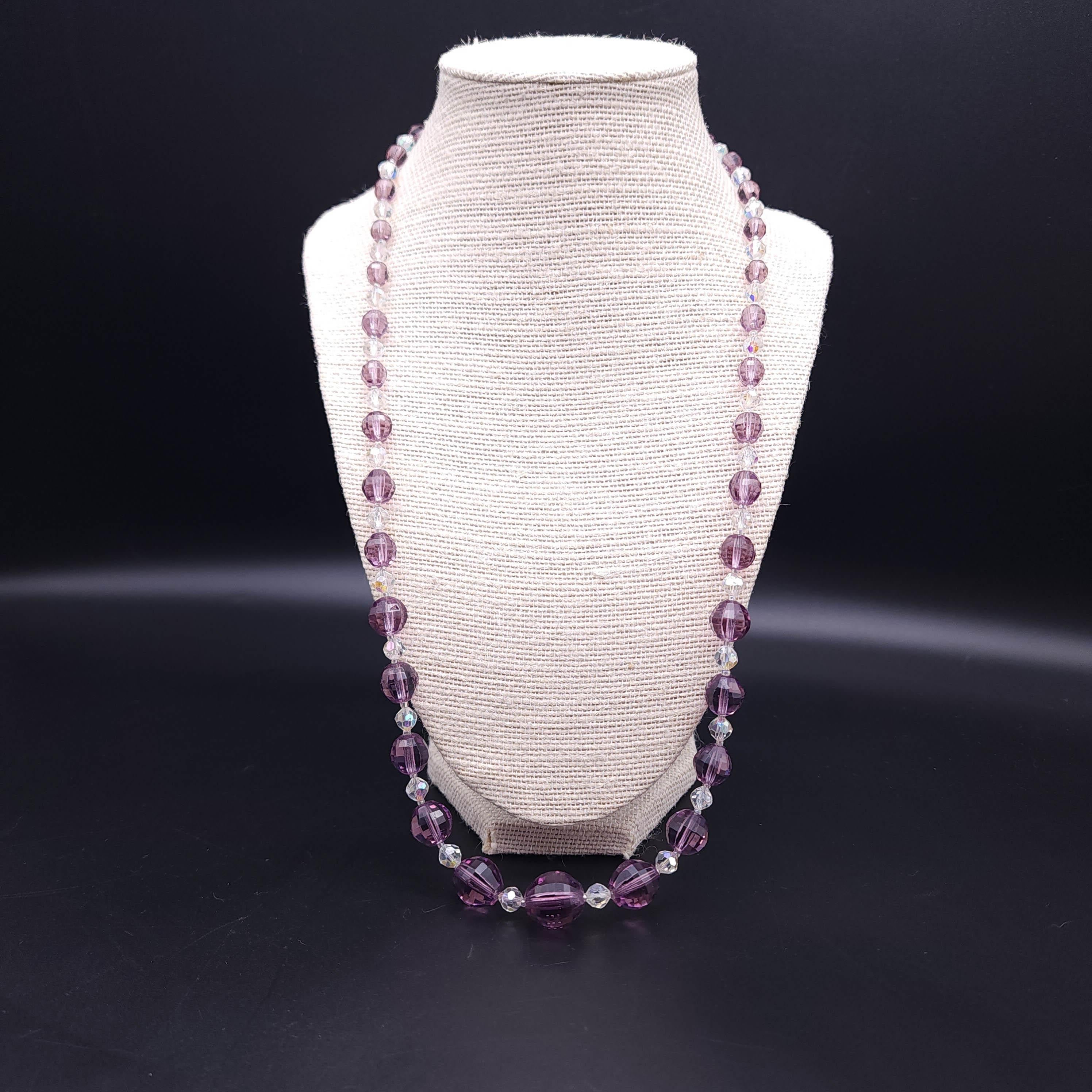 Eleganza d'altri tempi con questa collana vintage, un pezzo straordinario che cattura l'essenza dell'eleganza classica. Questa collana presenta perle graduali di cristallo di rocca sfaccettato in una ricca tonalità ametista, splendidamente alternate