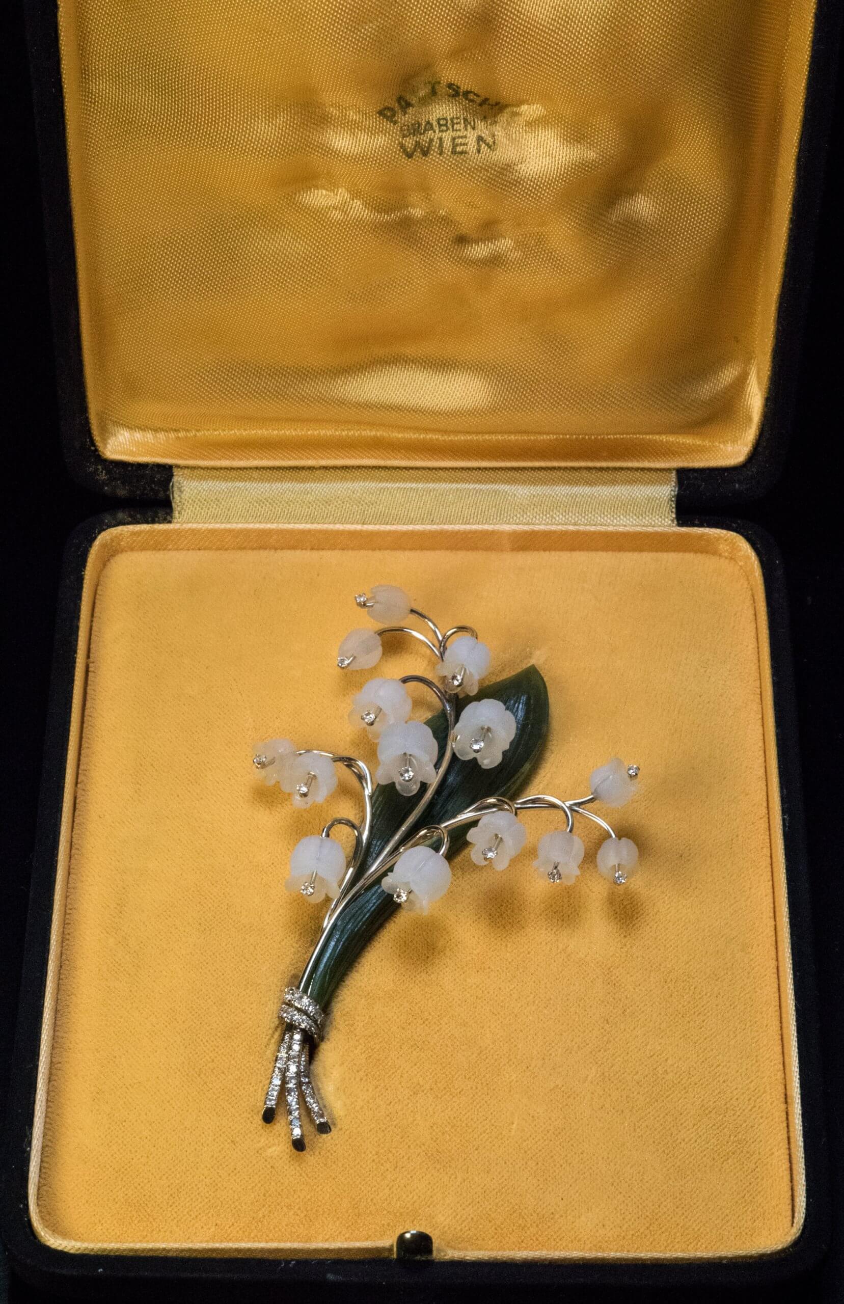 Taille simple Broche vintage Lily of the Valley en cristal de roche et jade avec diamants en vente