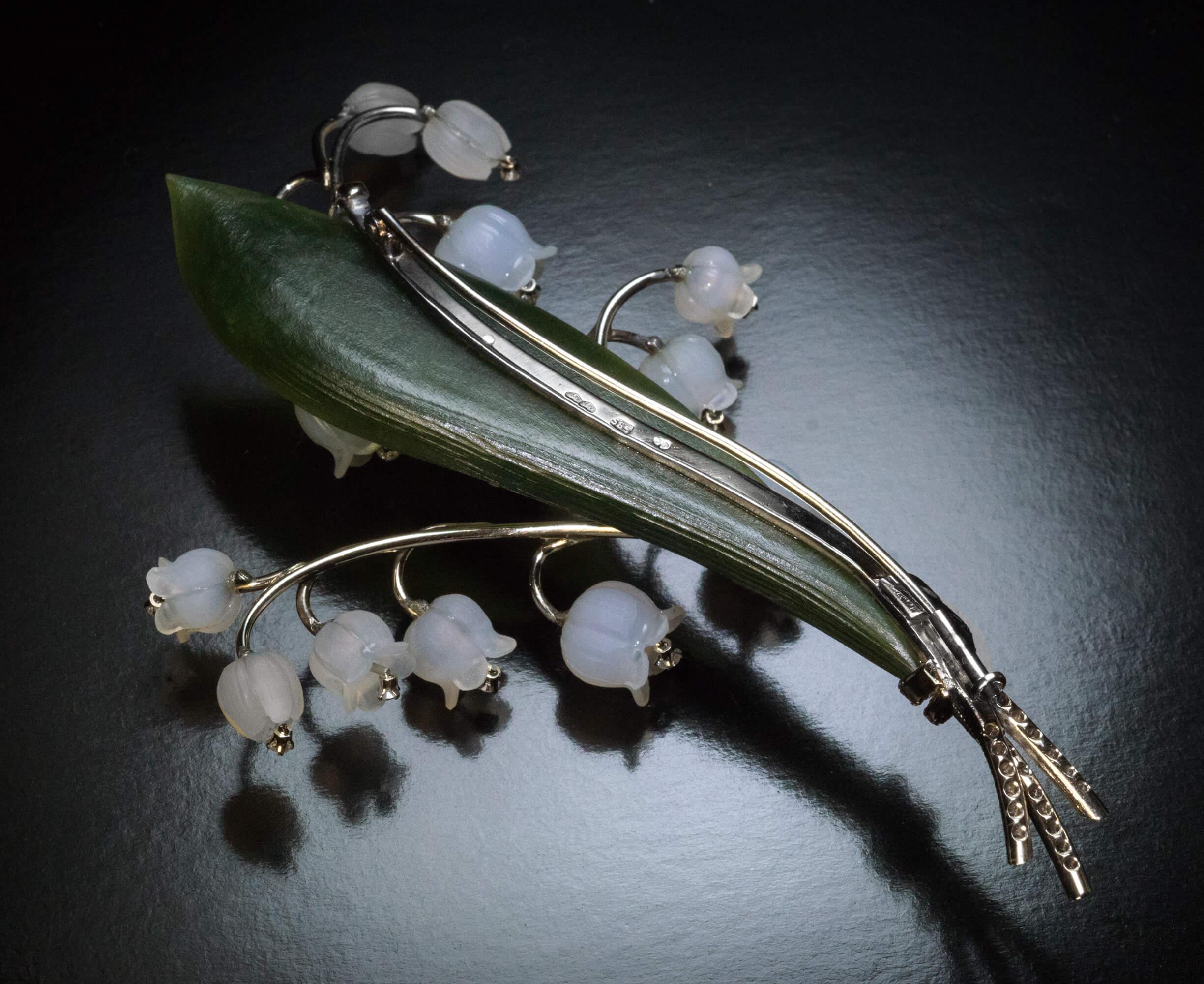 Broche vintage Lily of the Valley en cristal de roche et jade avec diamants Excellent état - En vente à Chicago, IL