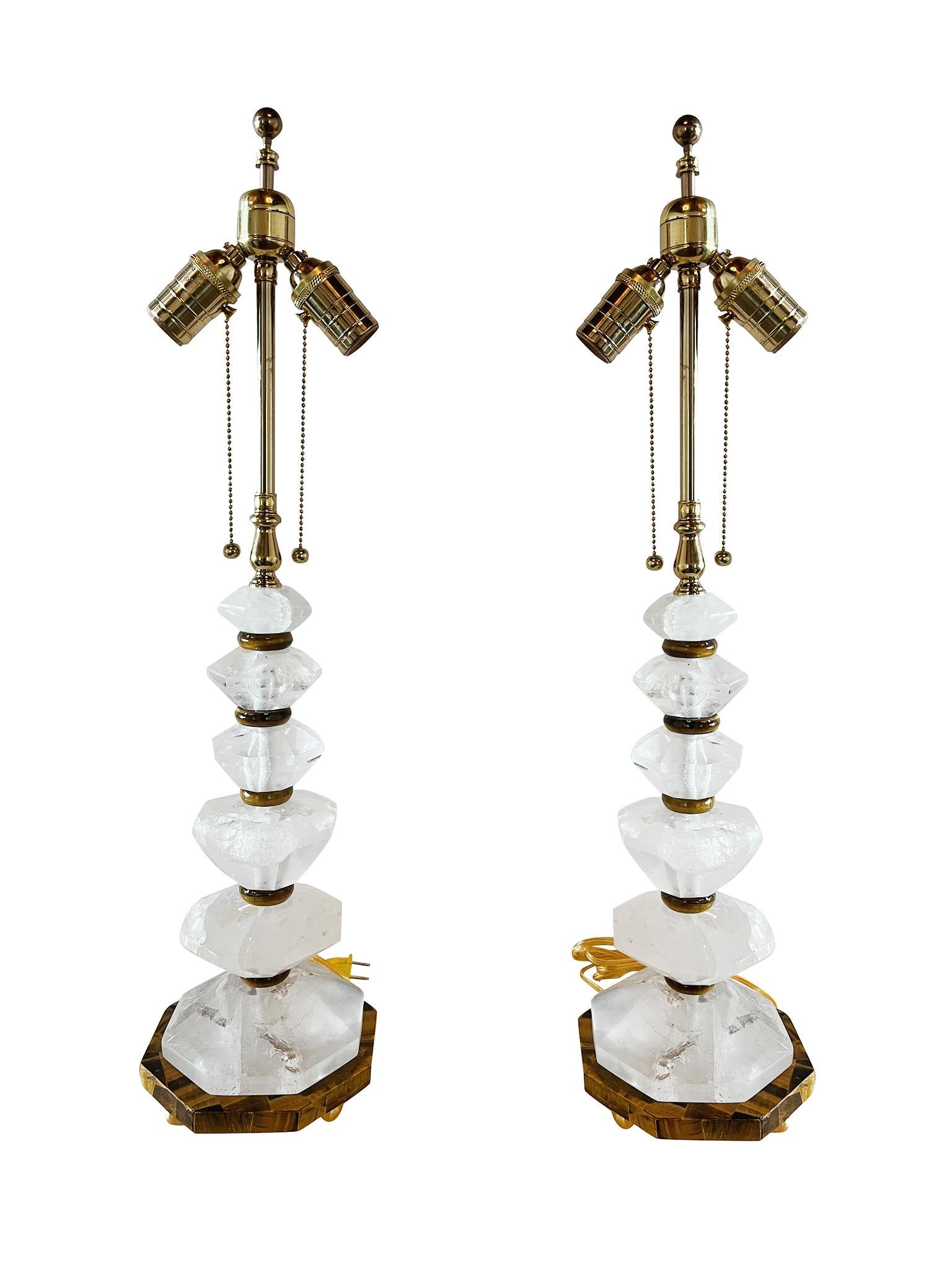 Ces lampes de table vintage exquises sont composées de cristal de roche et d'œil de tigre. Elles ont été refaites à neuf et équipées d'une nouvelle quincaillerie, y compris des abat-jour ovales sur mesure de couleur brun noyer. Chaque lampe est