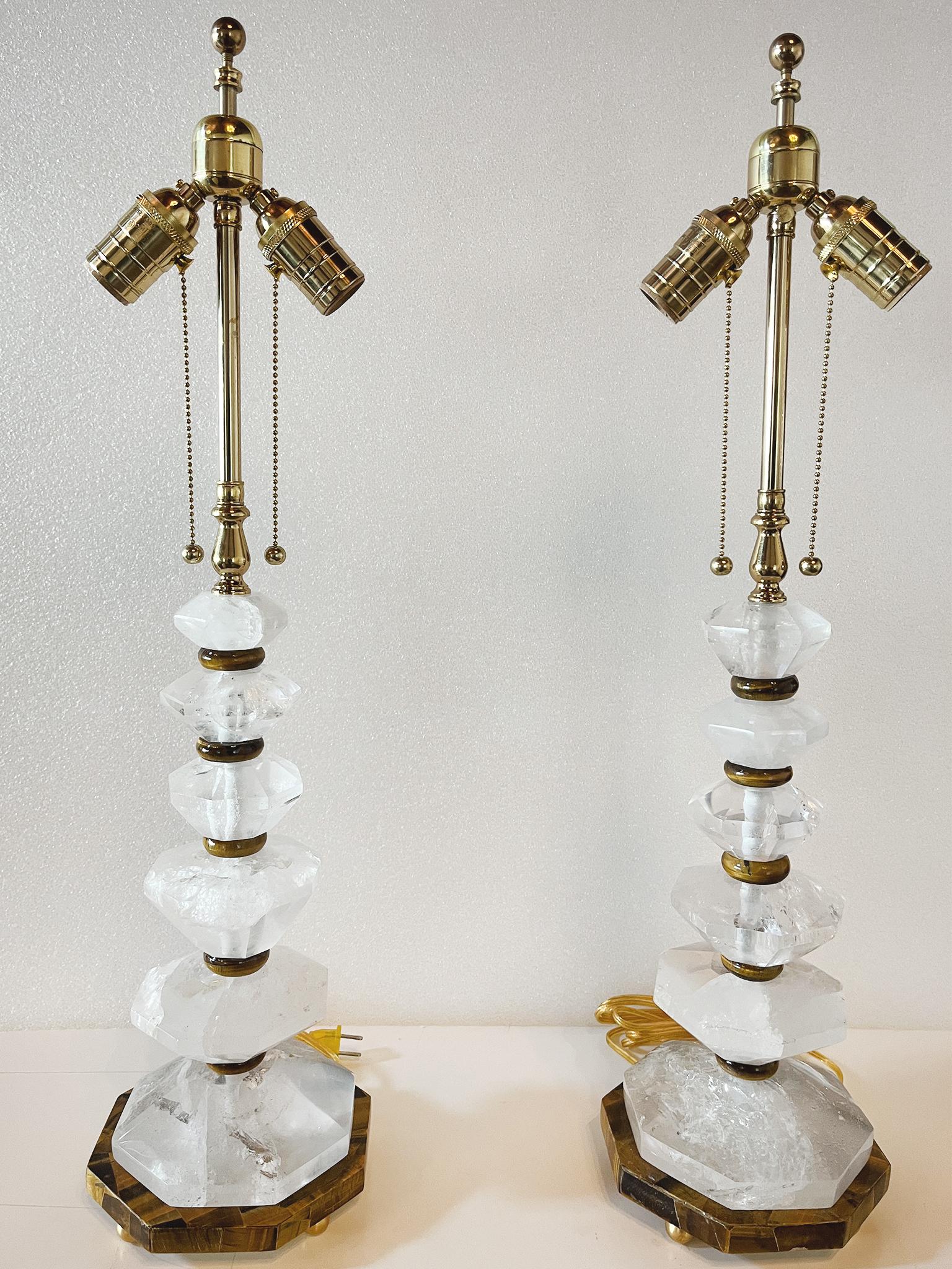 Laiton Paire de lampes de table en cristal de roche vintage en vente