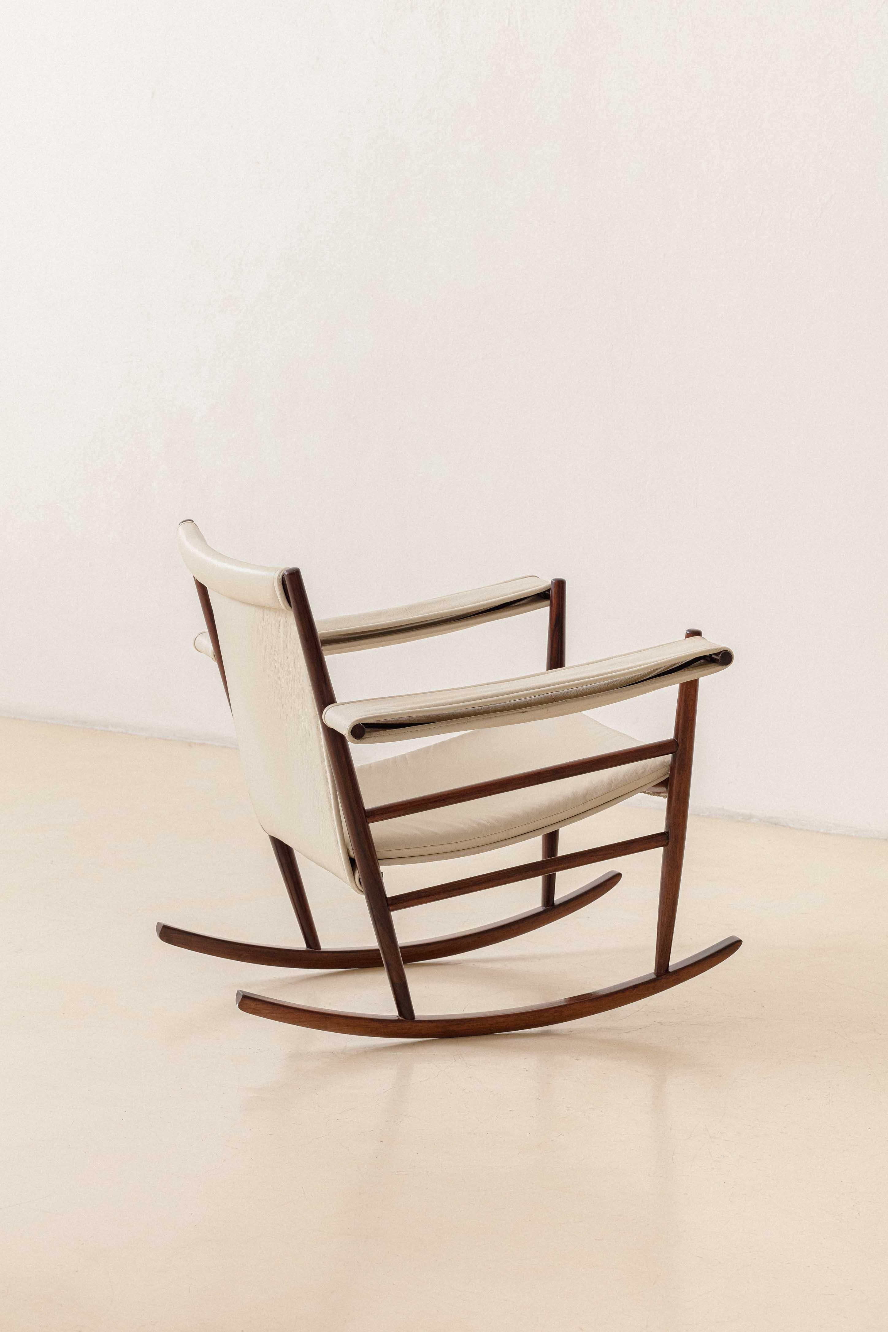 Mid-Century Modern Chaise à bascule vintage de Joaquim Tenreiro, 1947, design brésilien du milieu du siècle dernier en vente