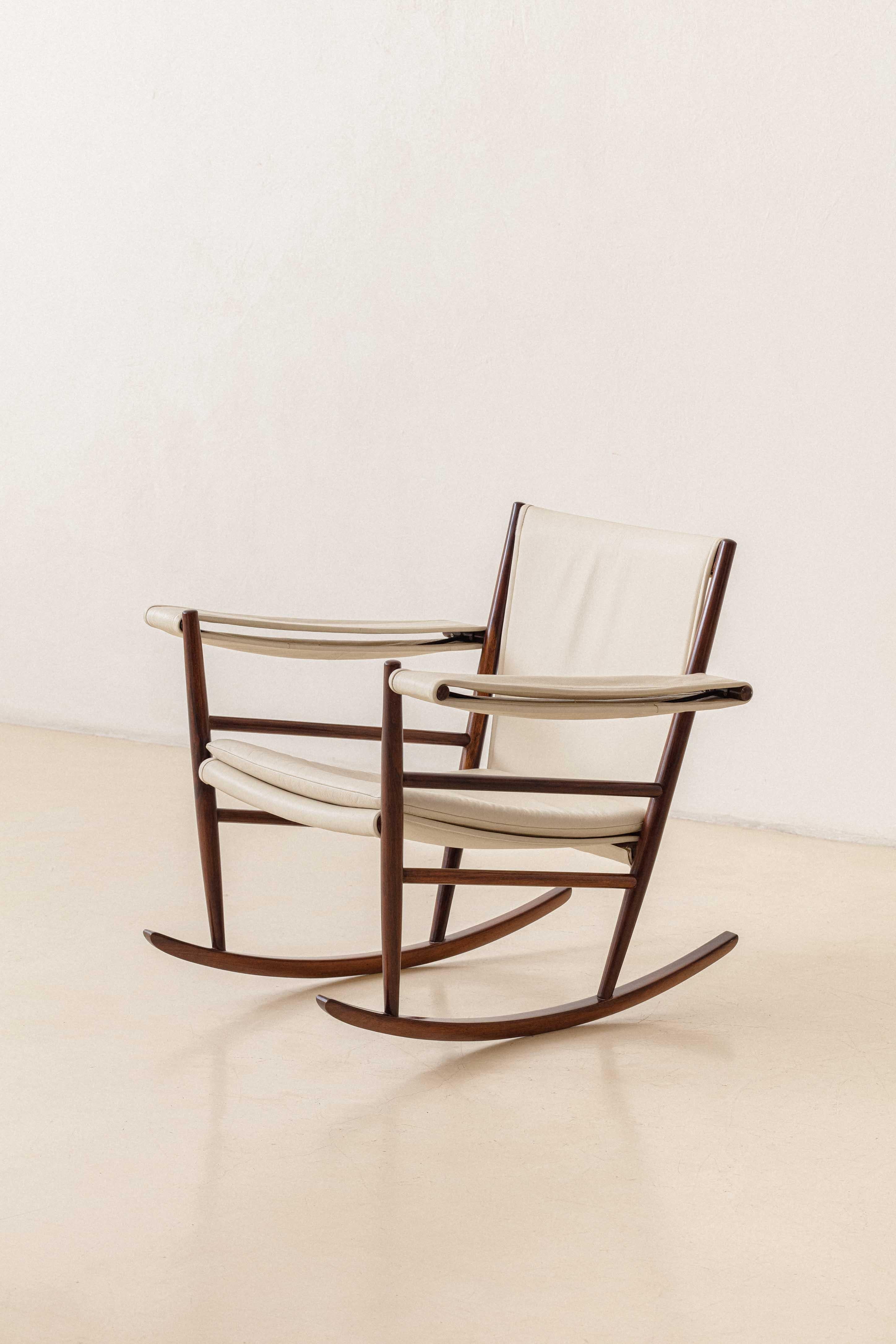 Chaise à bascule vintage de Joaquim Tenreiro, 1947, design brésilien du milieu du siècle dernier en vente 1