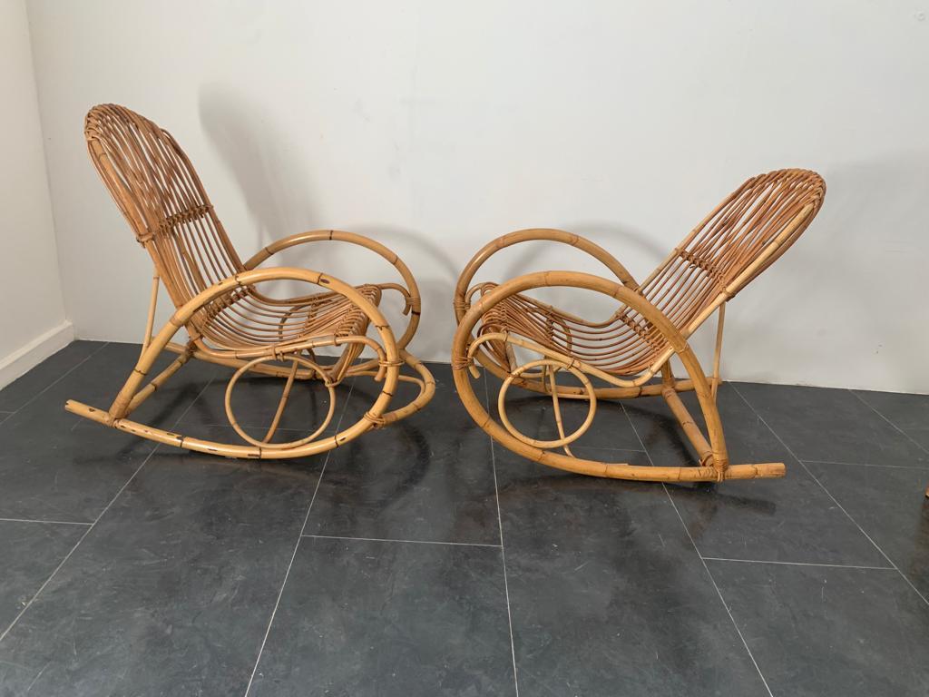 Paire de fauteuils à bascule en bambou, années 1960. Solides et fonctionnels ; légère usure due à l'âge et à l'utilisation, l'un d'entre eux en particulier a des fils détachés sur le devant (voir photos).
Dimensions du fauteuil :
Une - h.91 x 65 x
