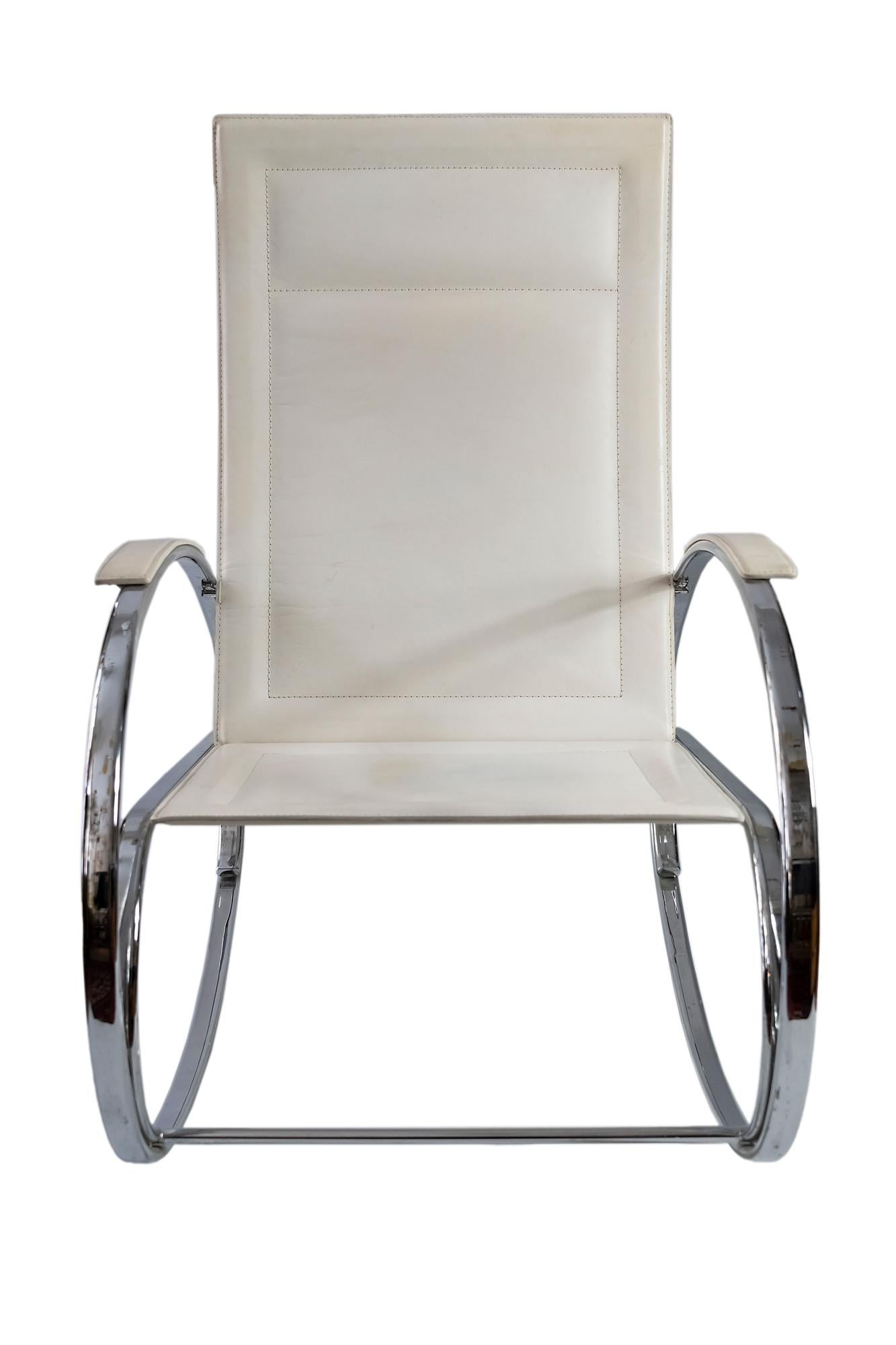 Vintage rocking armchair in white leather and chrome metal base.


 