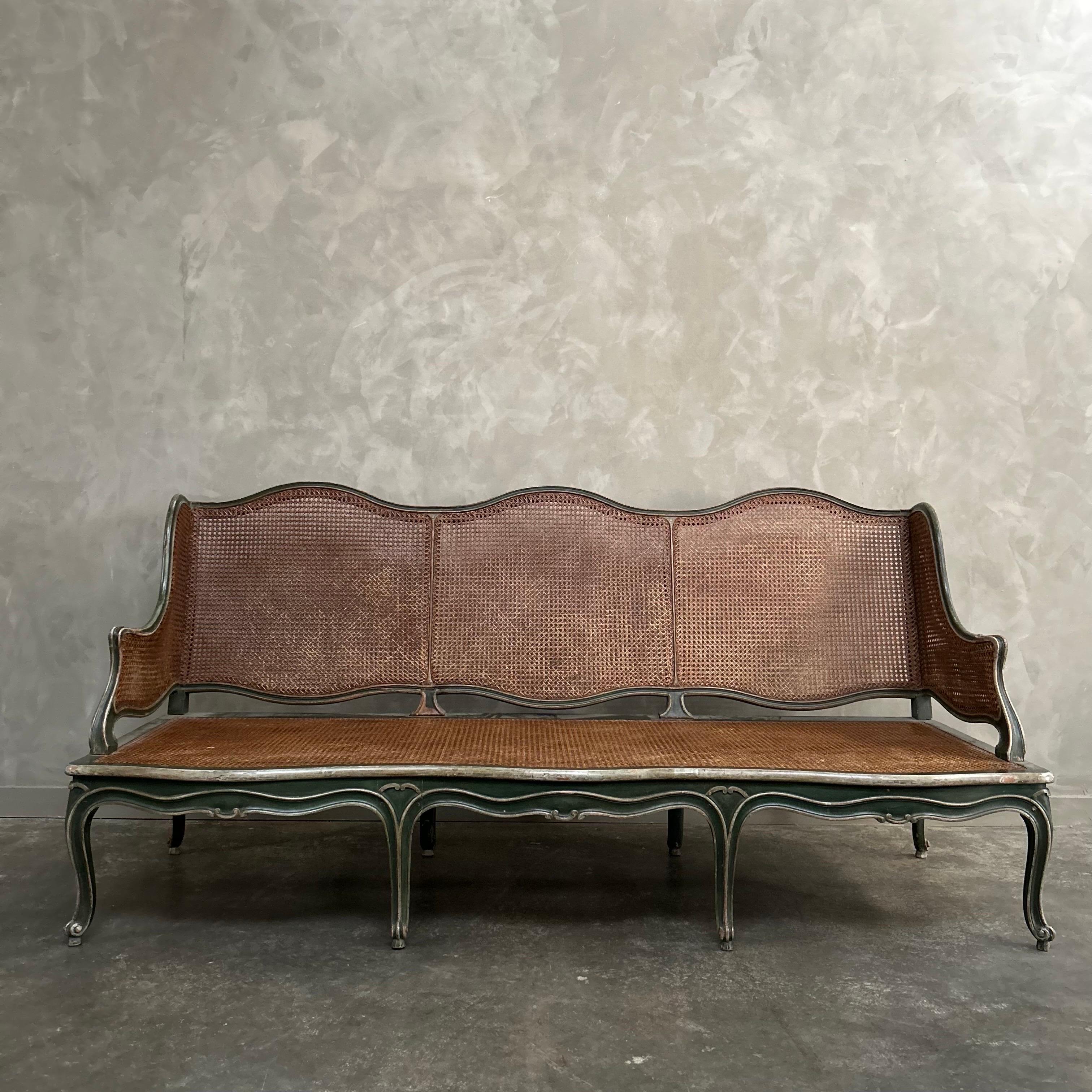 Vintage Rokoko-Sofa aus Schilfrohr, gepolstert mit europäischem Saum und Leinenstoff mit Daunen im Angebot 5