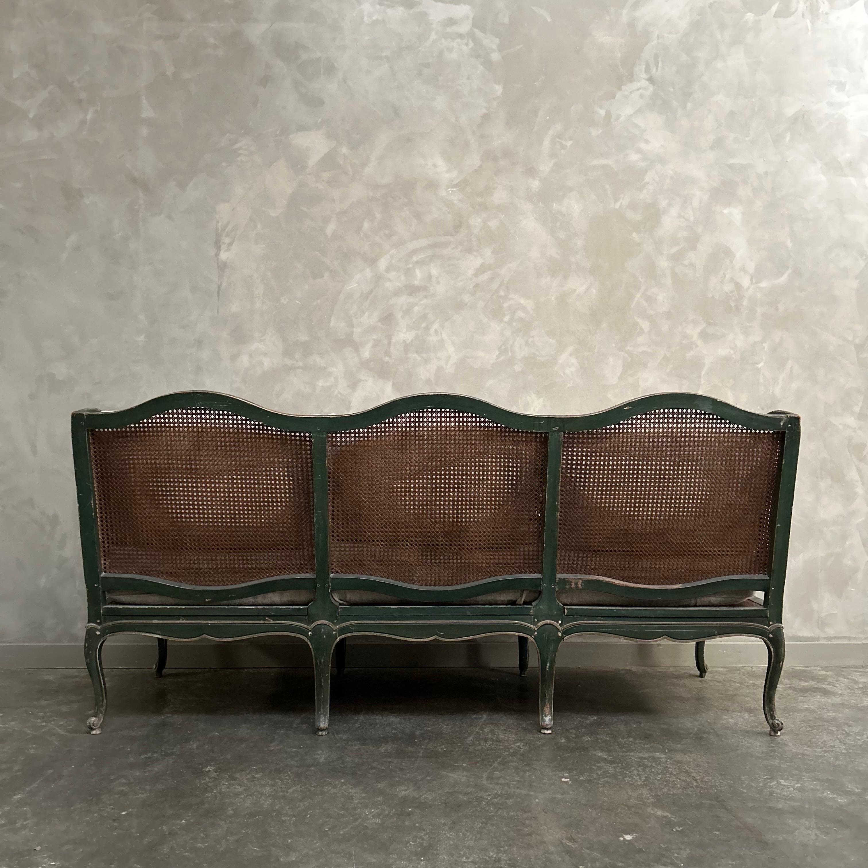 Vintage Rokoko-Sofa aus Schilfrohr, gepolstert mit europäischem Saum und Leinenstoff mit Daunen im Angebot 7