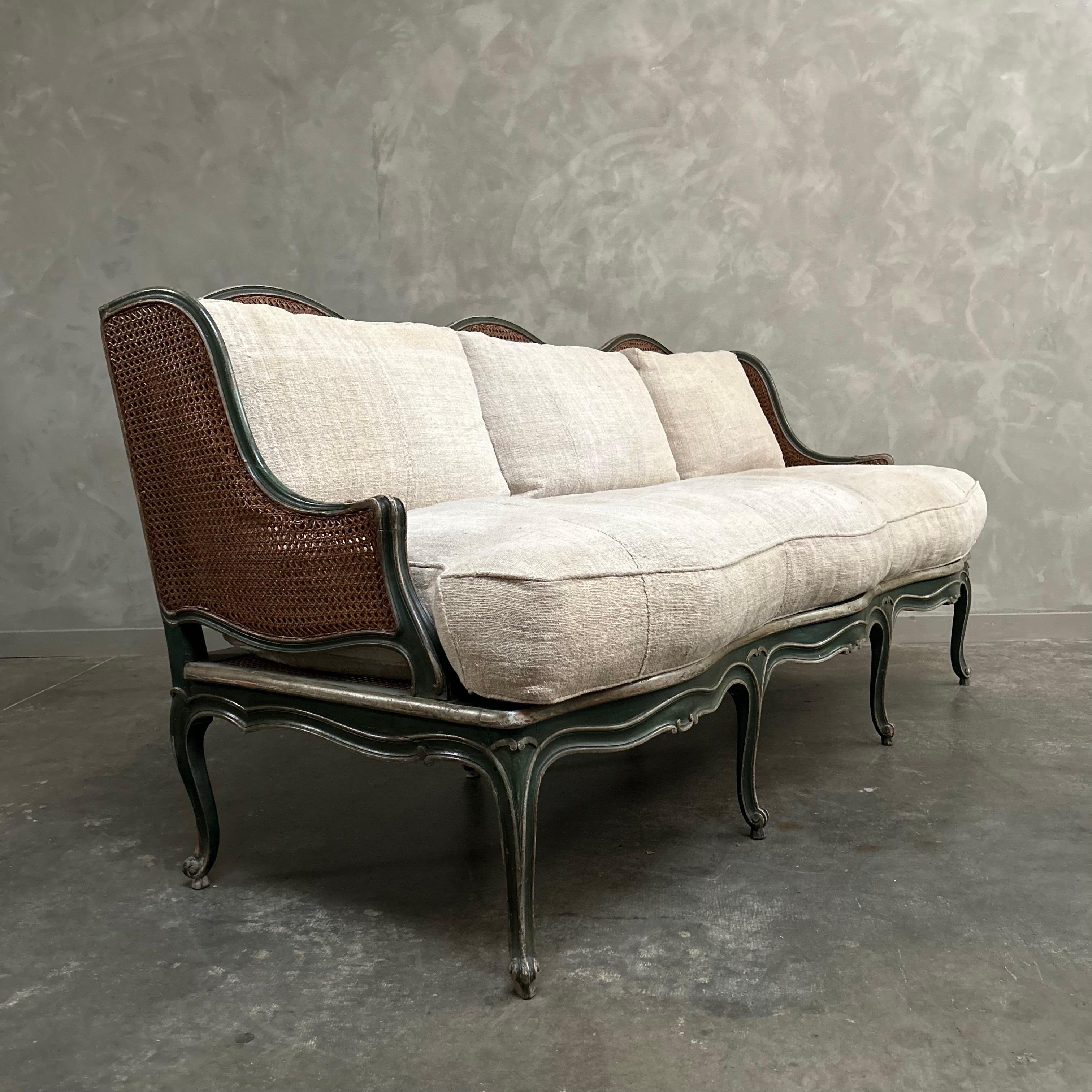 Vintage Rokoko-Sofa aus Schilfrohr, gepolstert mit europäischem Saum und Leinenstoff mit Daunen im Angebot 10